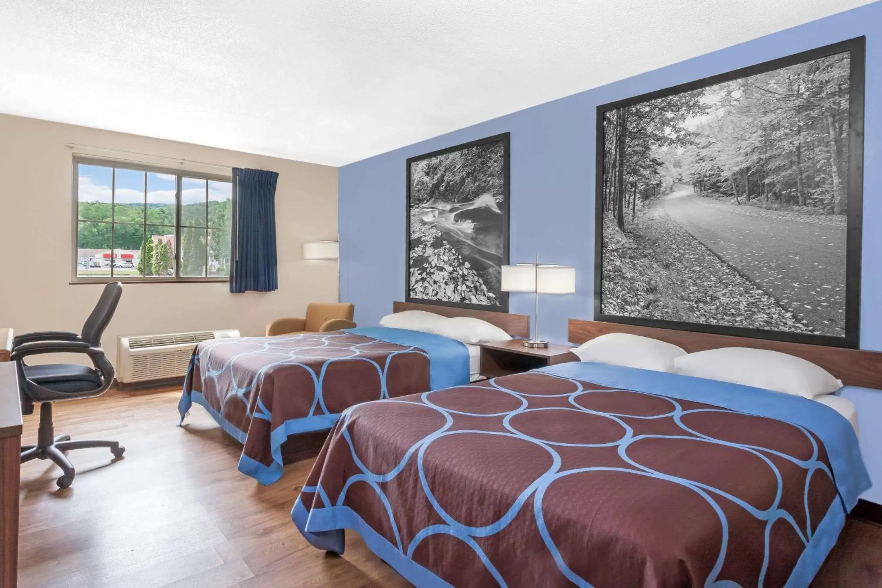 Photo of the whole room, Bed in Super 8 by Wyndham Oneonta/Cooperstown