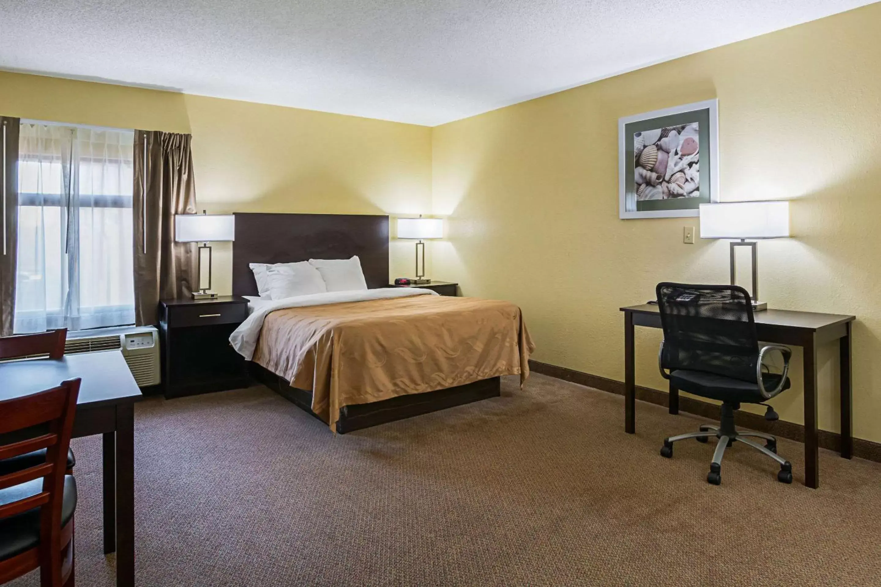 Photo of the whole room, Bed in Quality Inn & Suites Greensburg I-74