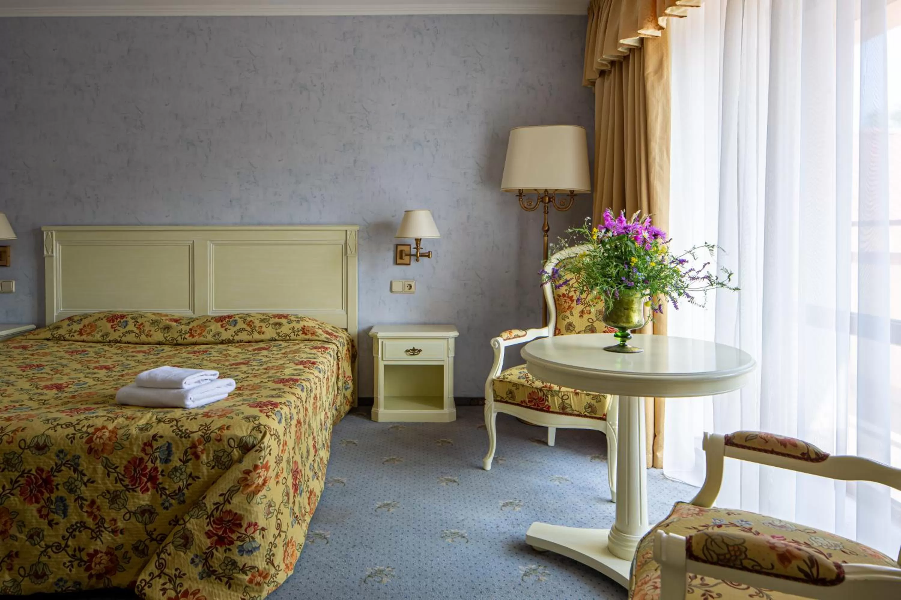 Photo of the whole room, Bed in Edelweiss