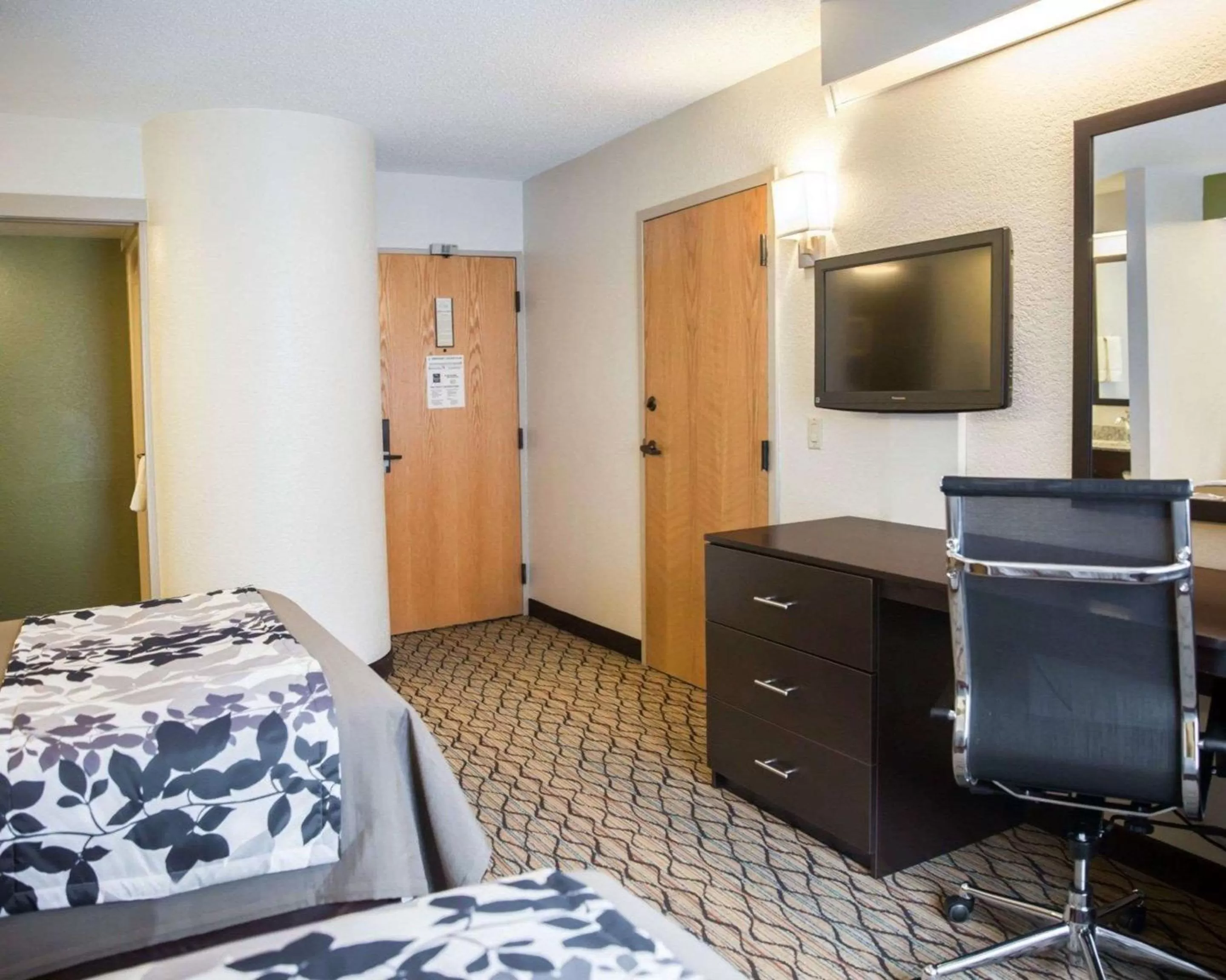 Photo of the whole room, Bed in Sleep Inn Rockville