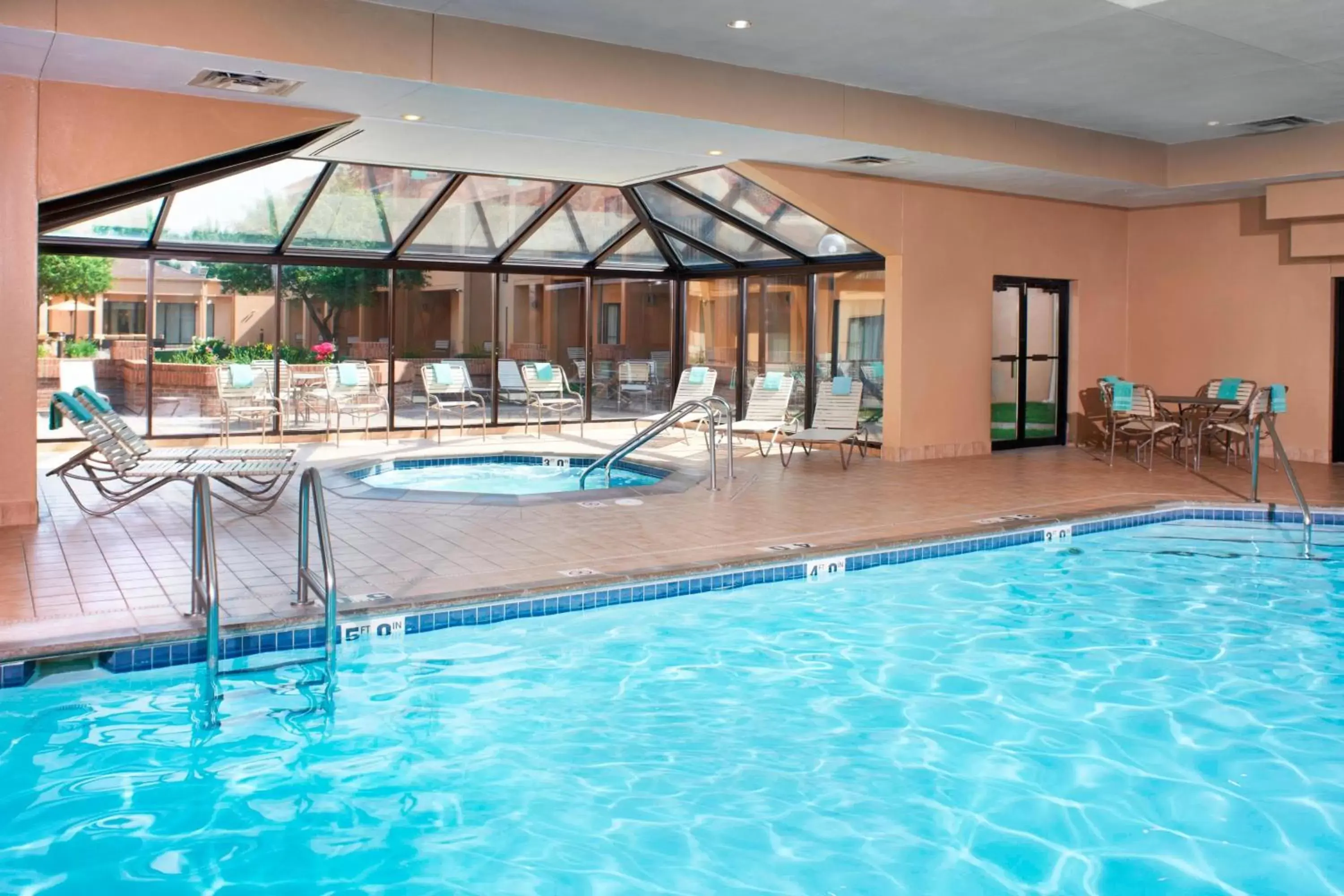 Swimming Pool in Courtyard by Marriott Minneapolis-St. Paul Airport