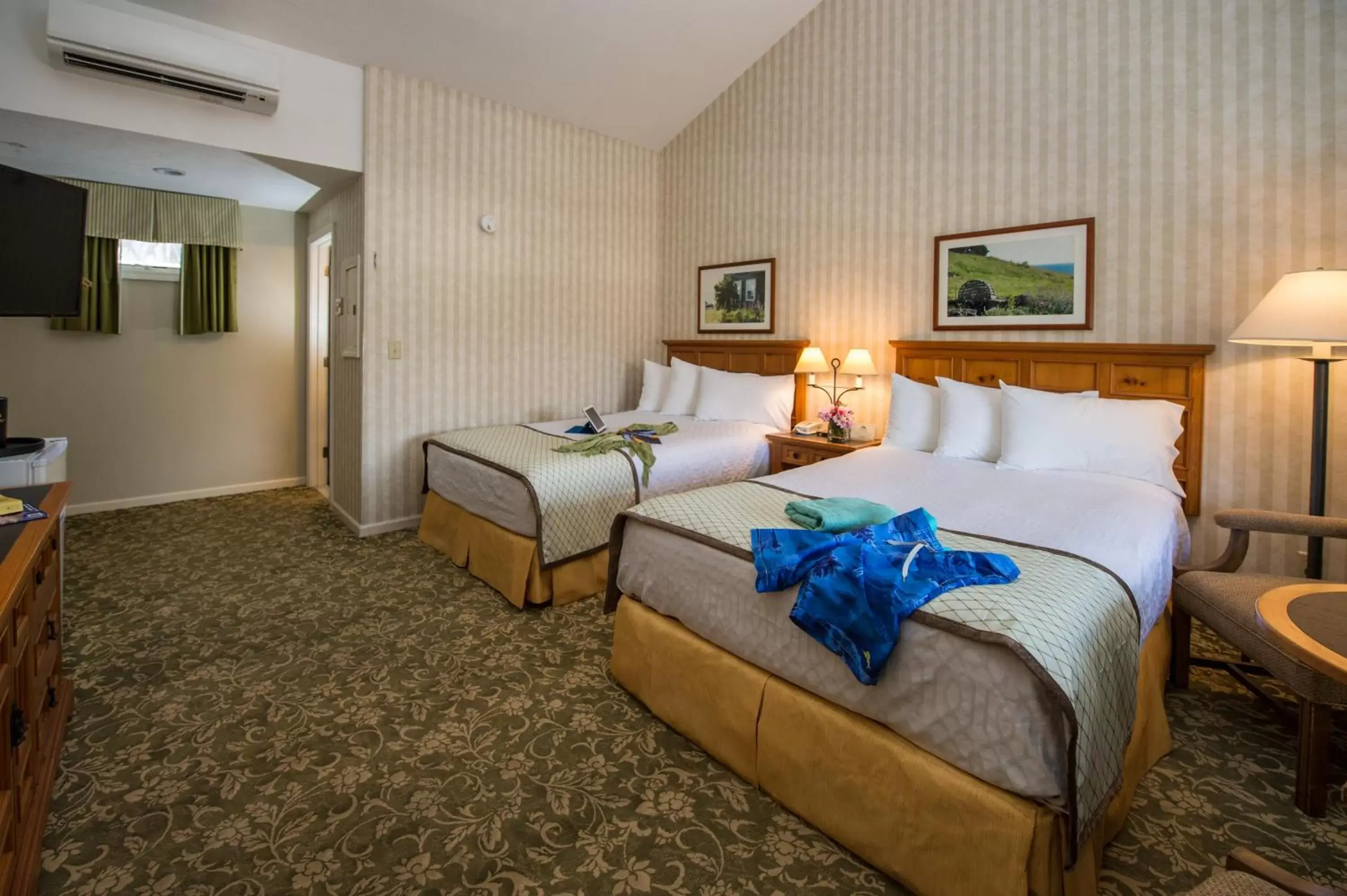 Photo of the whole room, Bed in Meadowmere Resort