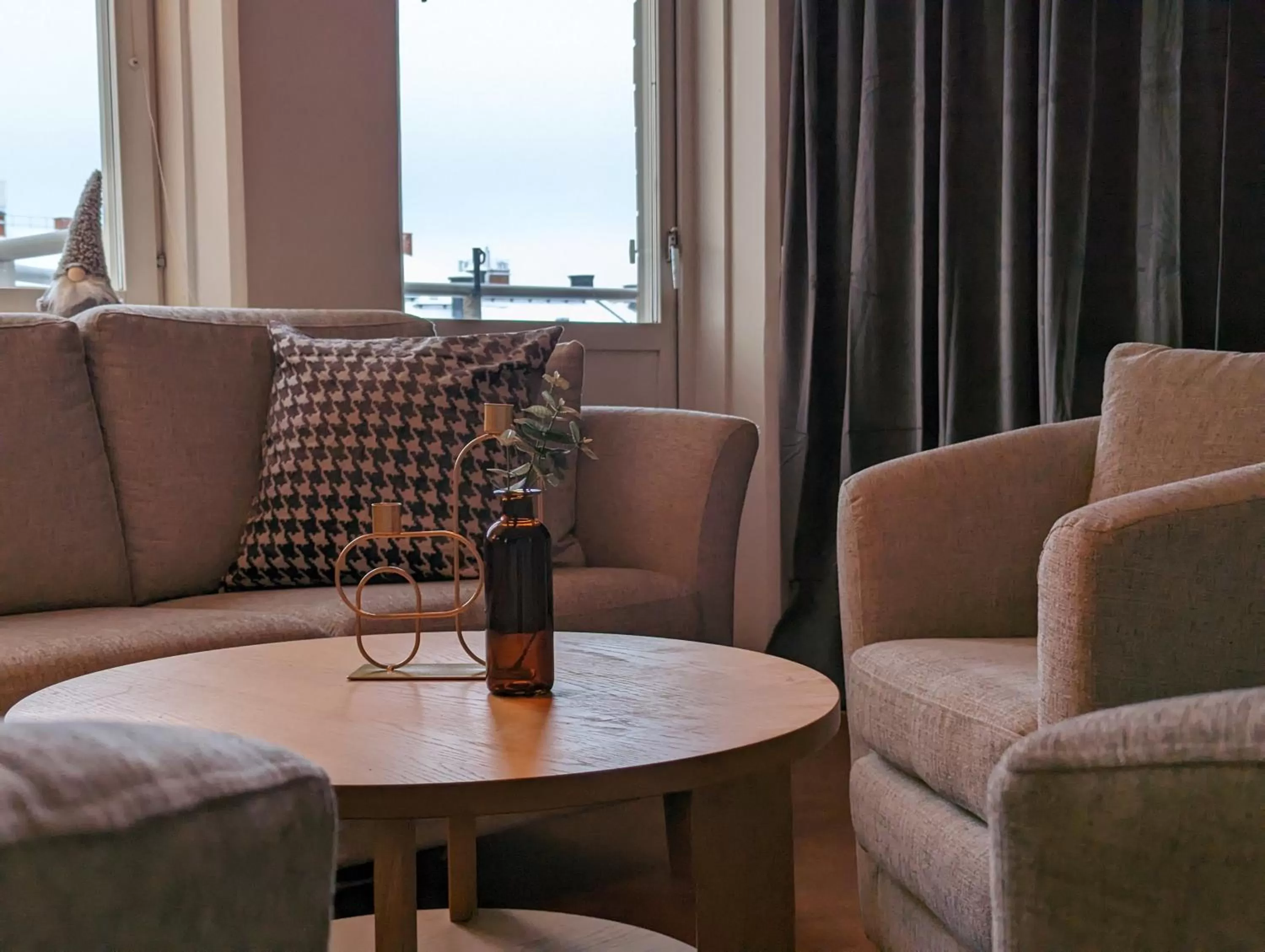 Communal lounge/ TV room in Hotell Bro