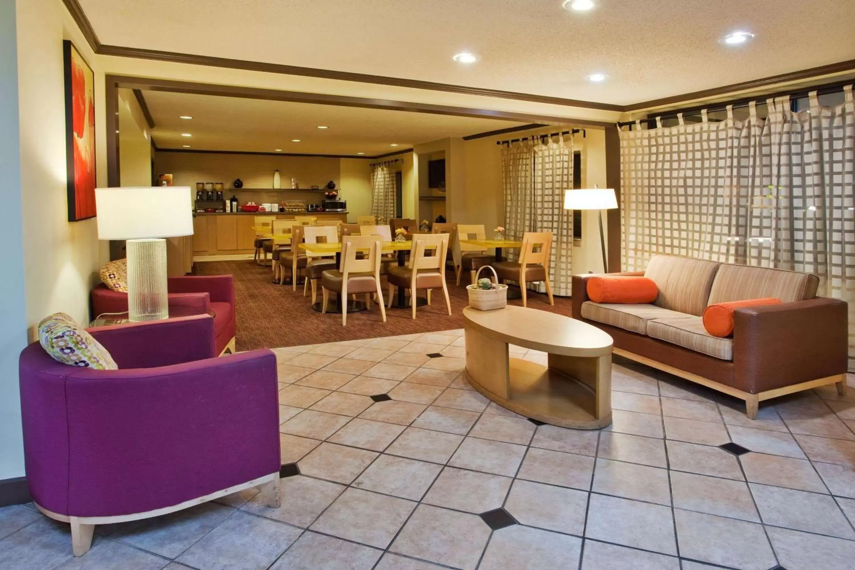 Lobby or reception, Lounge/Bar in La Quinta by Wyndham Columbus State University