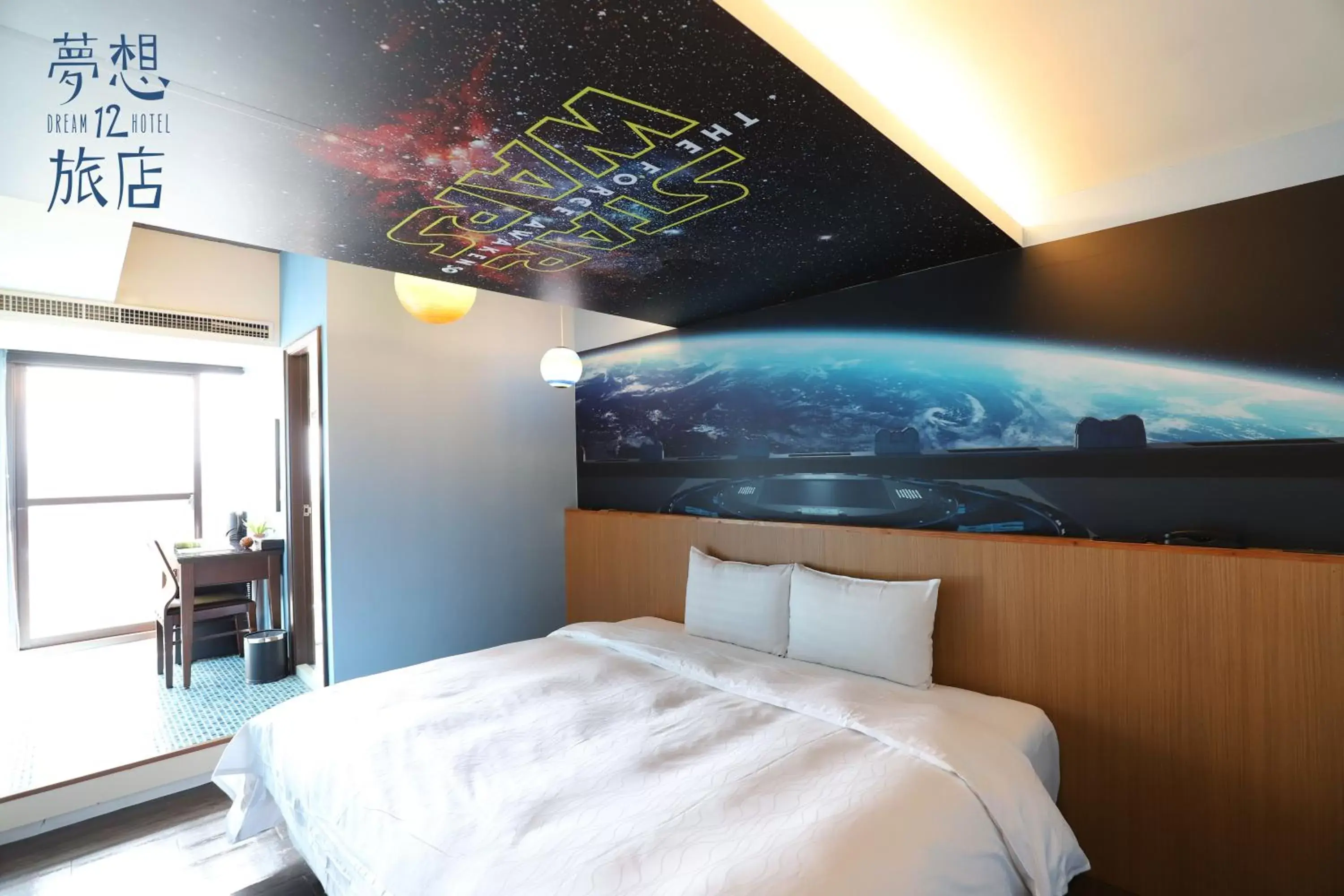 Photo of the whole room, Bed in Dream 12 Hotel