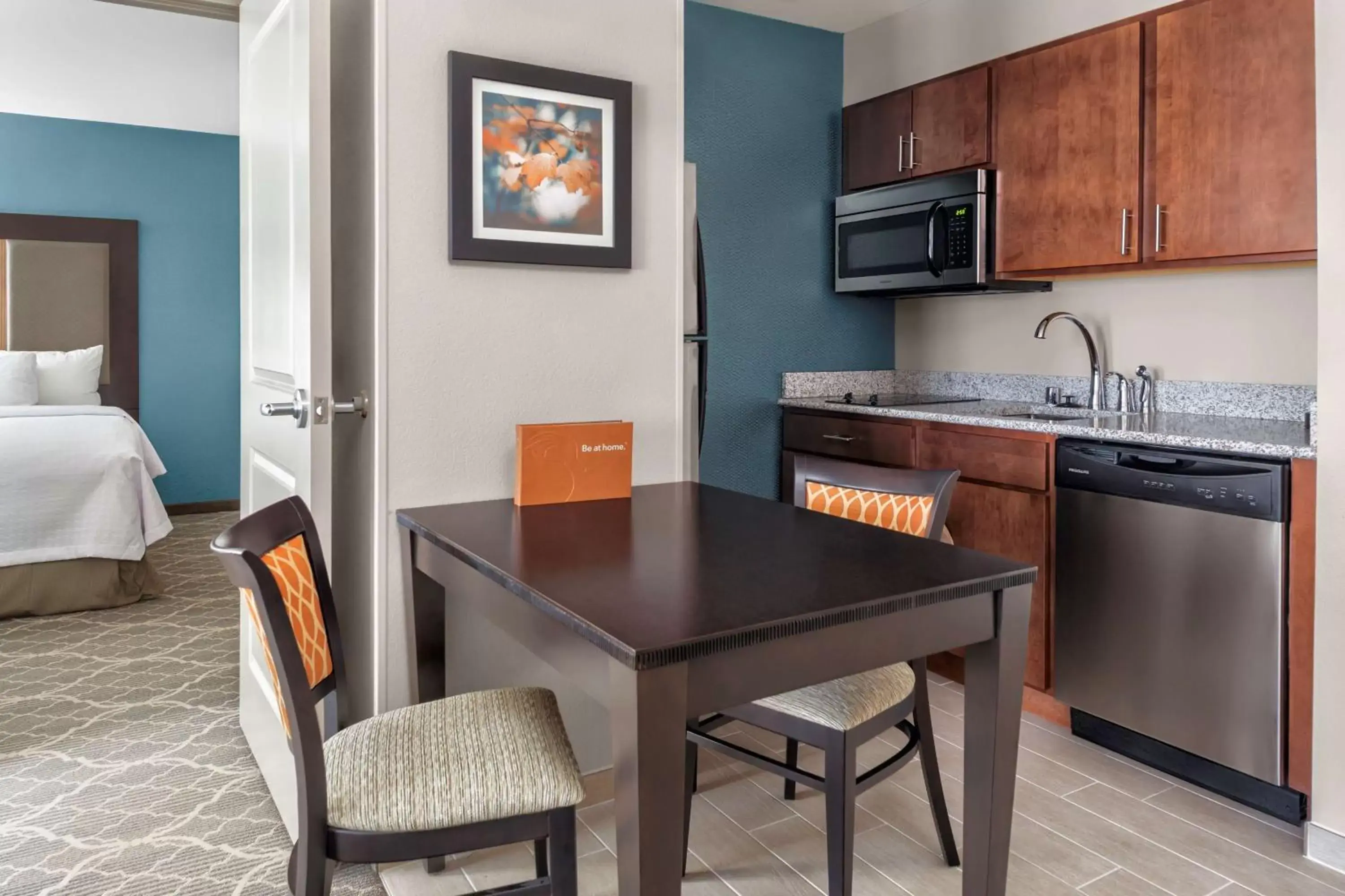 Bedroom, Kitchen/Kitchenette in Homewood Suites By Hilton Wauwatosa Milwaukee