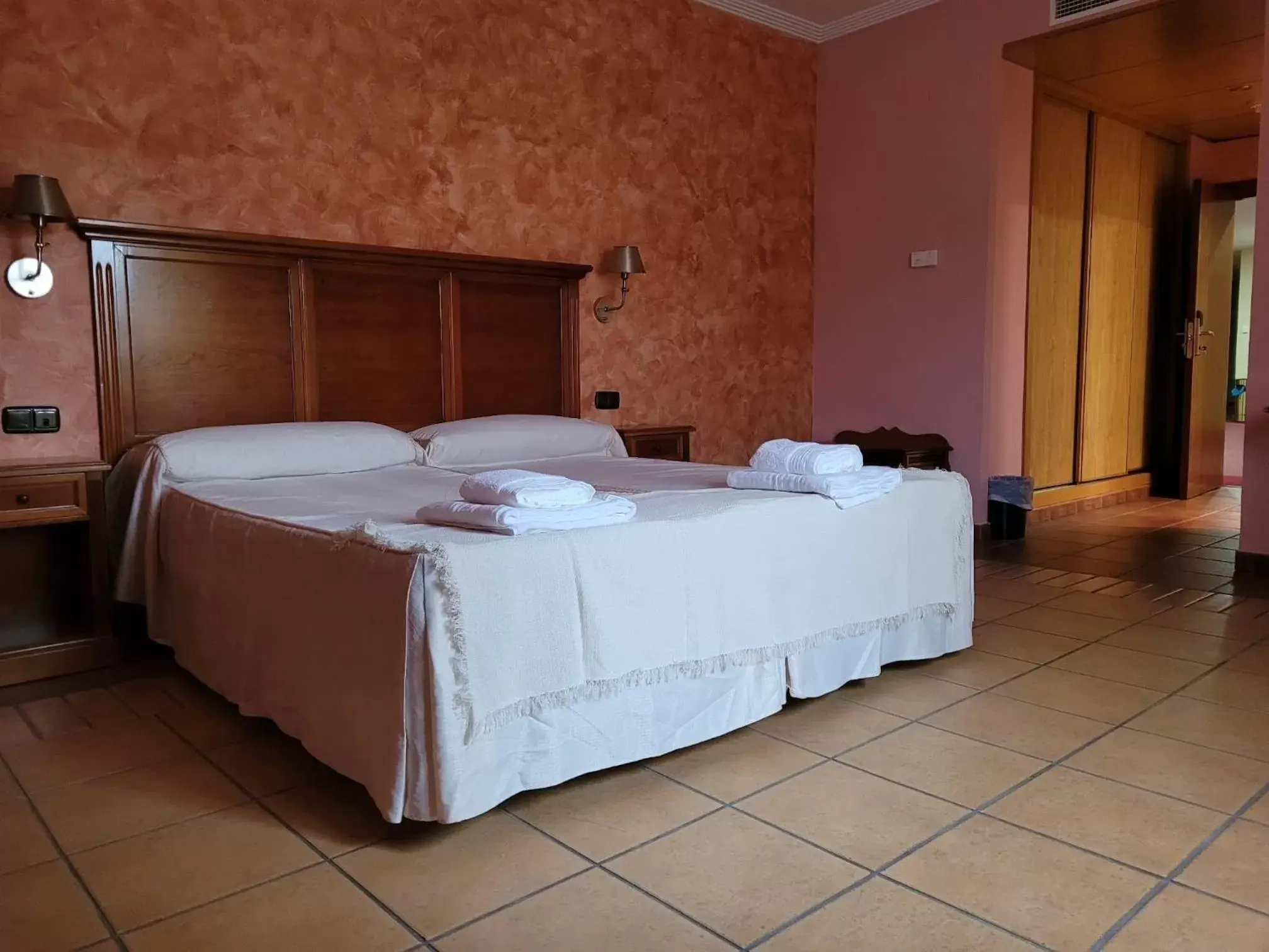 Photo of the whole room, Bed in Hospedium Hotel Doña Mafalda de Castilla