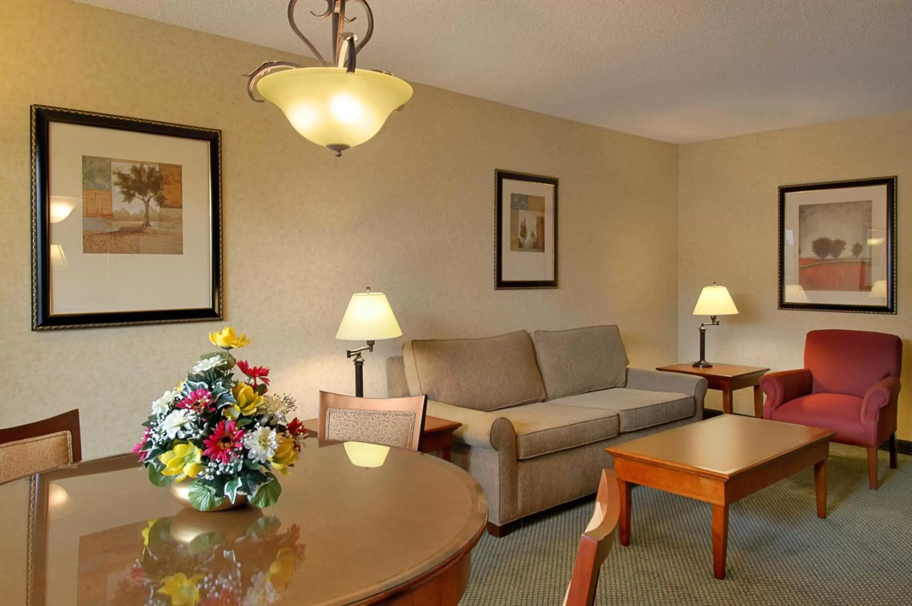 Living room, Seating Area in Red Lion Hotel Coos Bay