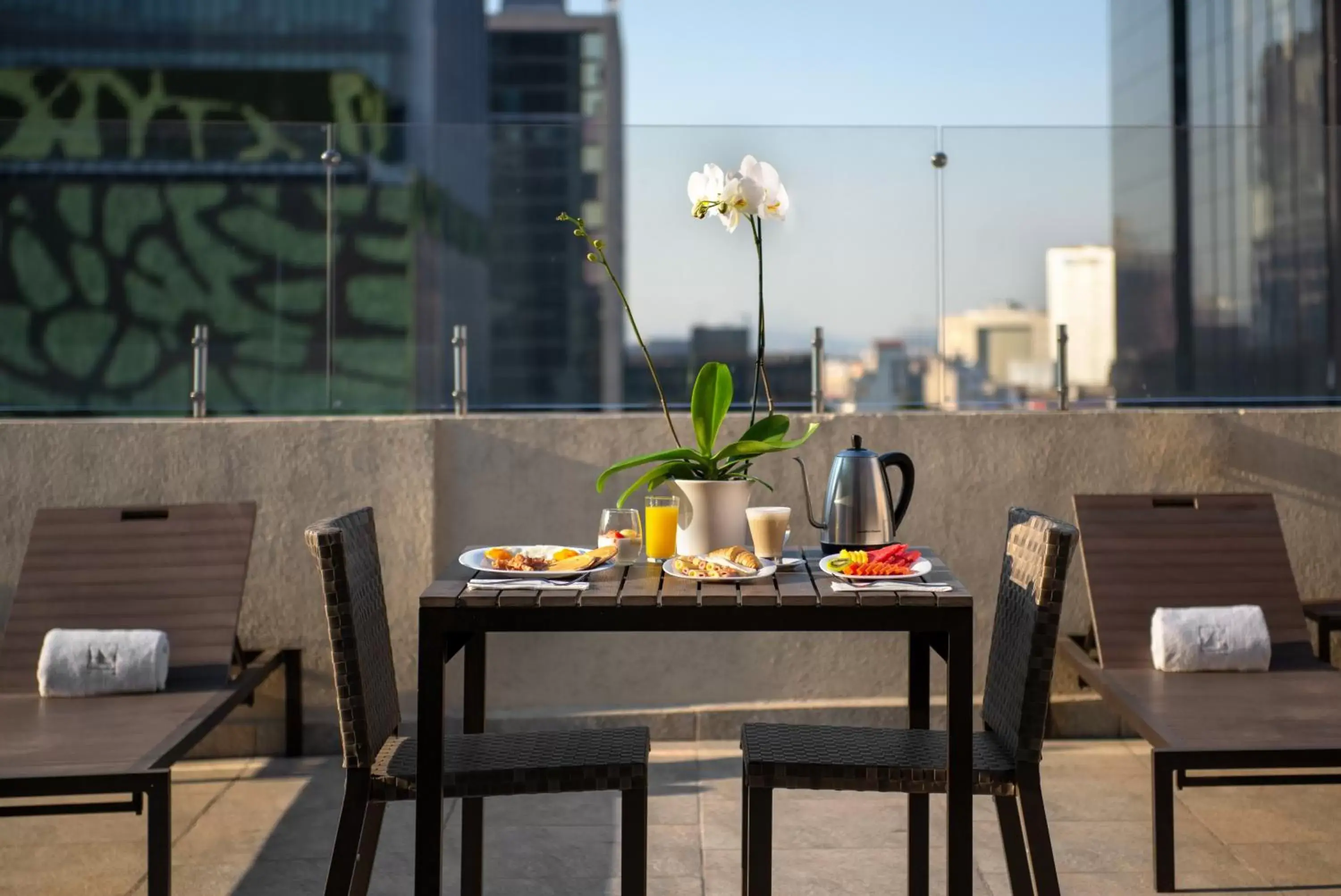 Balcony/Terrace, Restaurant/Places to Eat in Eurostars Zona Rosa Suites