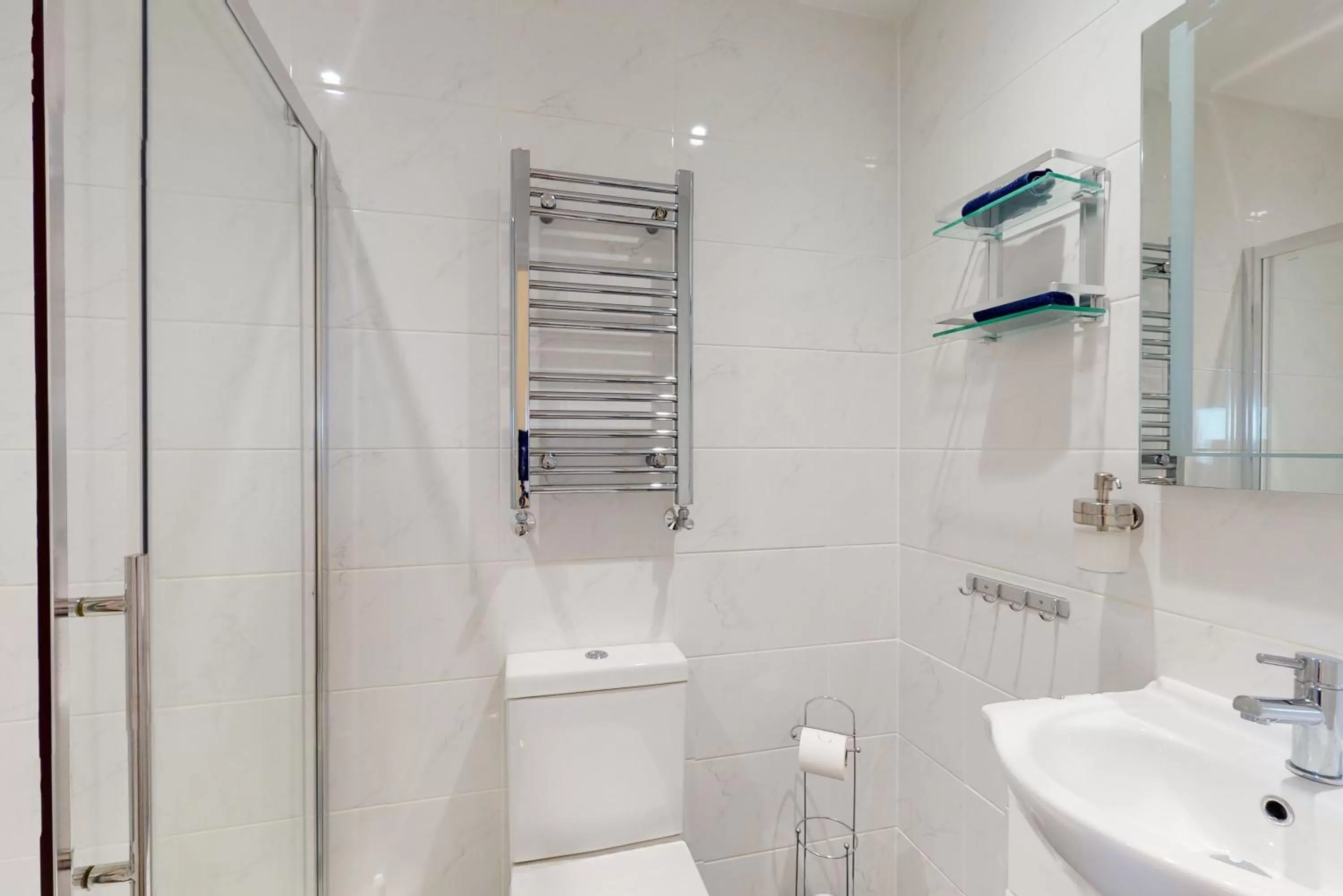 Bathroom in Crabbers' Wharf