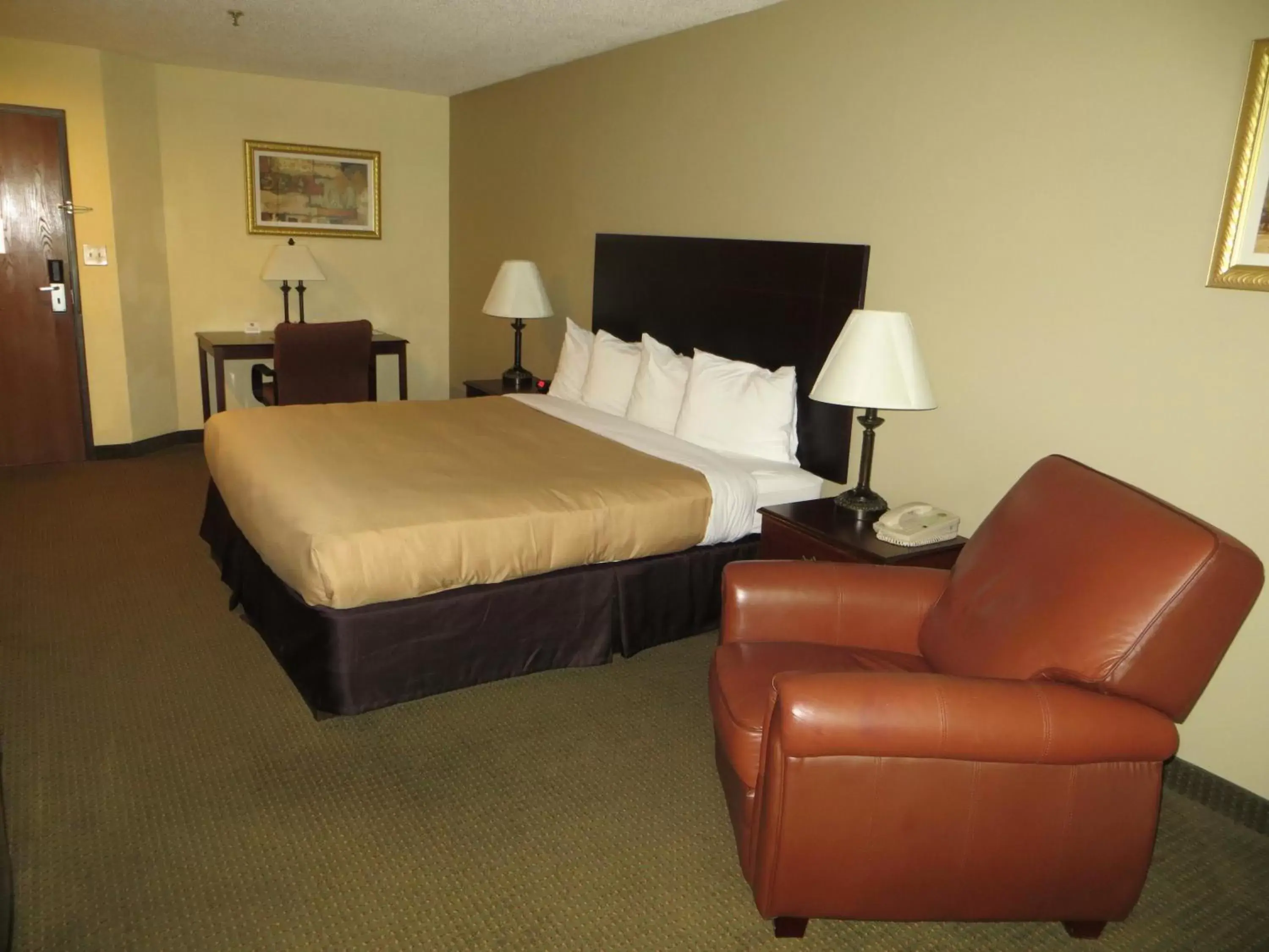 Bed in Quality Inn Winder, GA