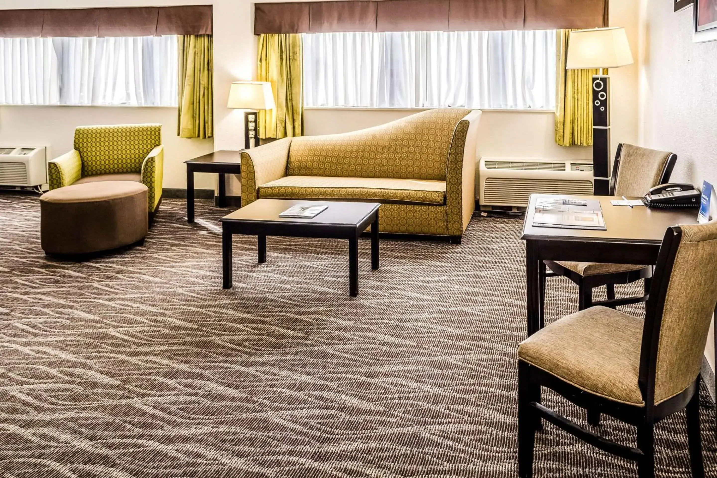 Photo of the whole room, Seating Area in Comfort Inn Downtown Charleston