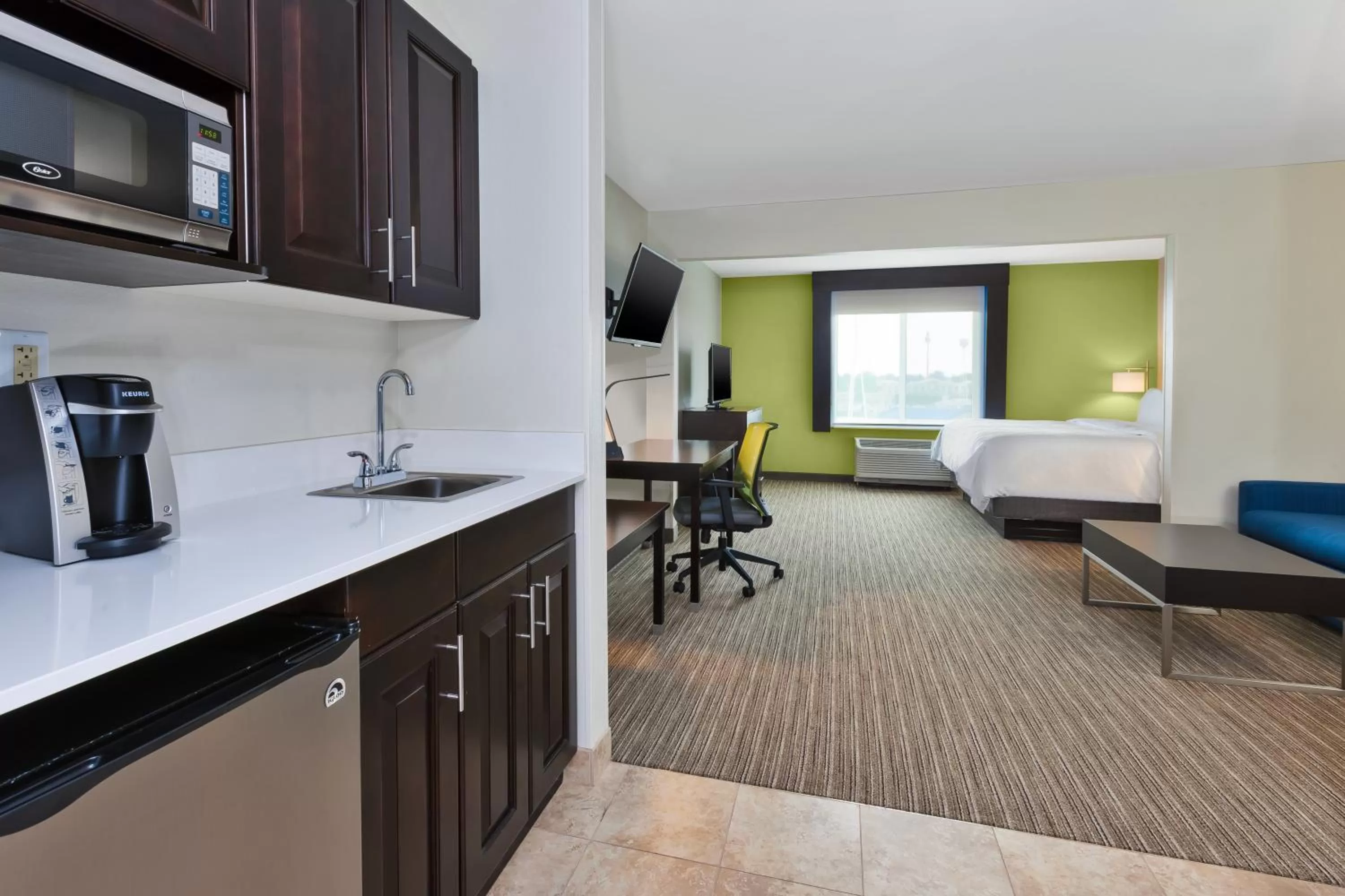 TV and multimedia in Holiday Inn Express & Suites - Effingham by IHG