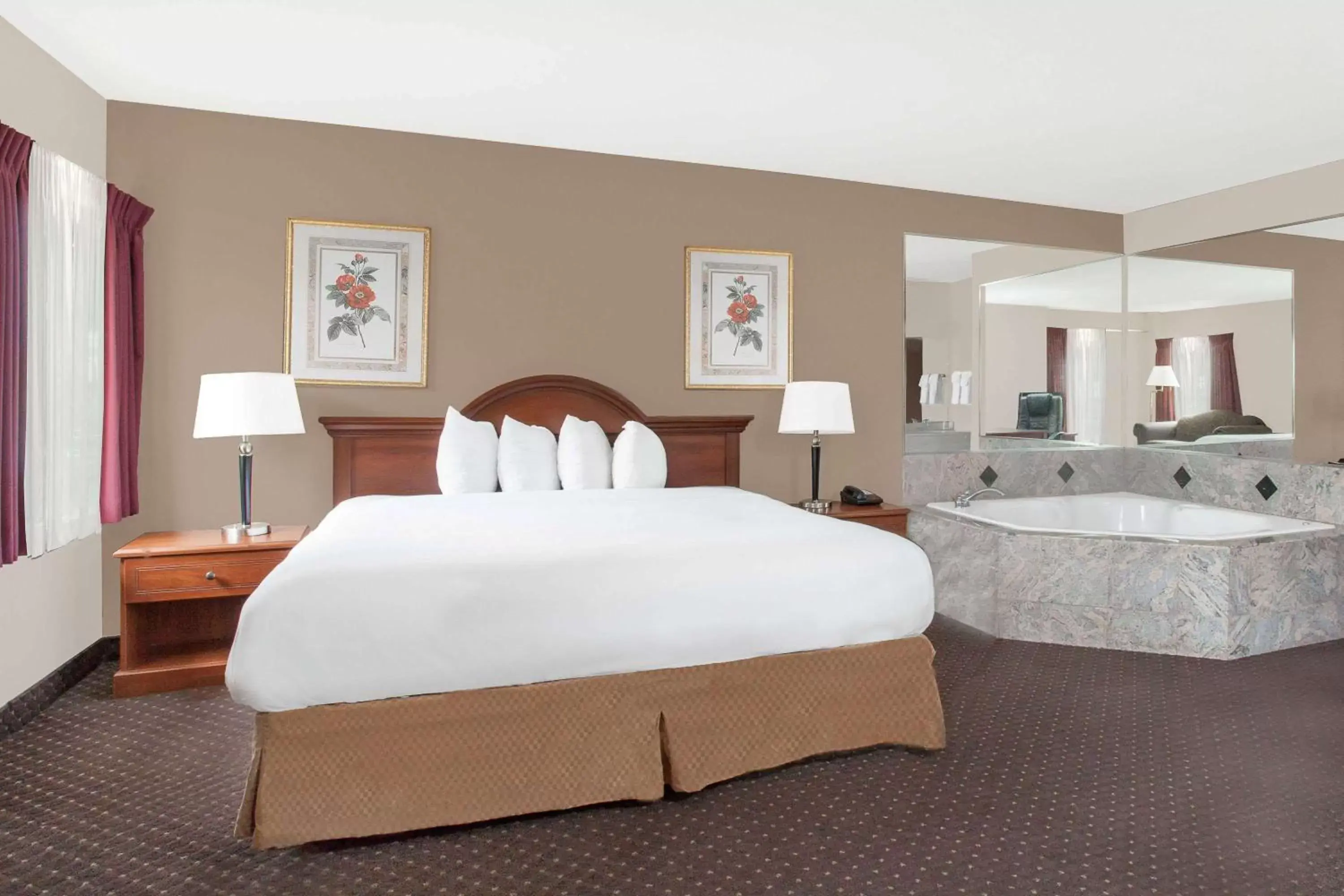 Photo of the whole room, Bed in Baymont Inn & Suites by Wyndham San Marcos