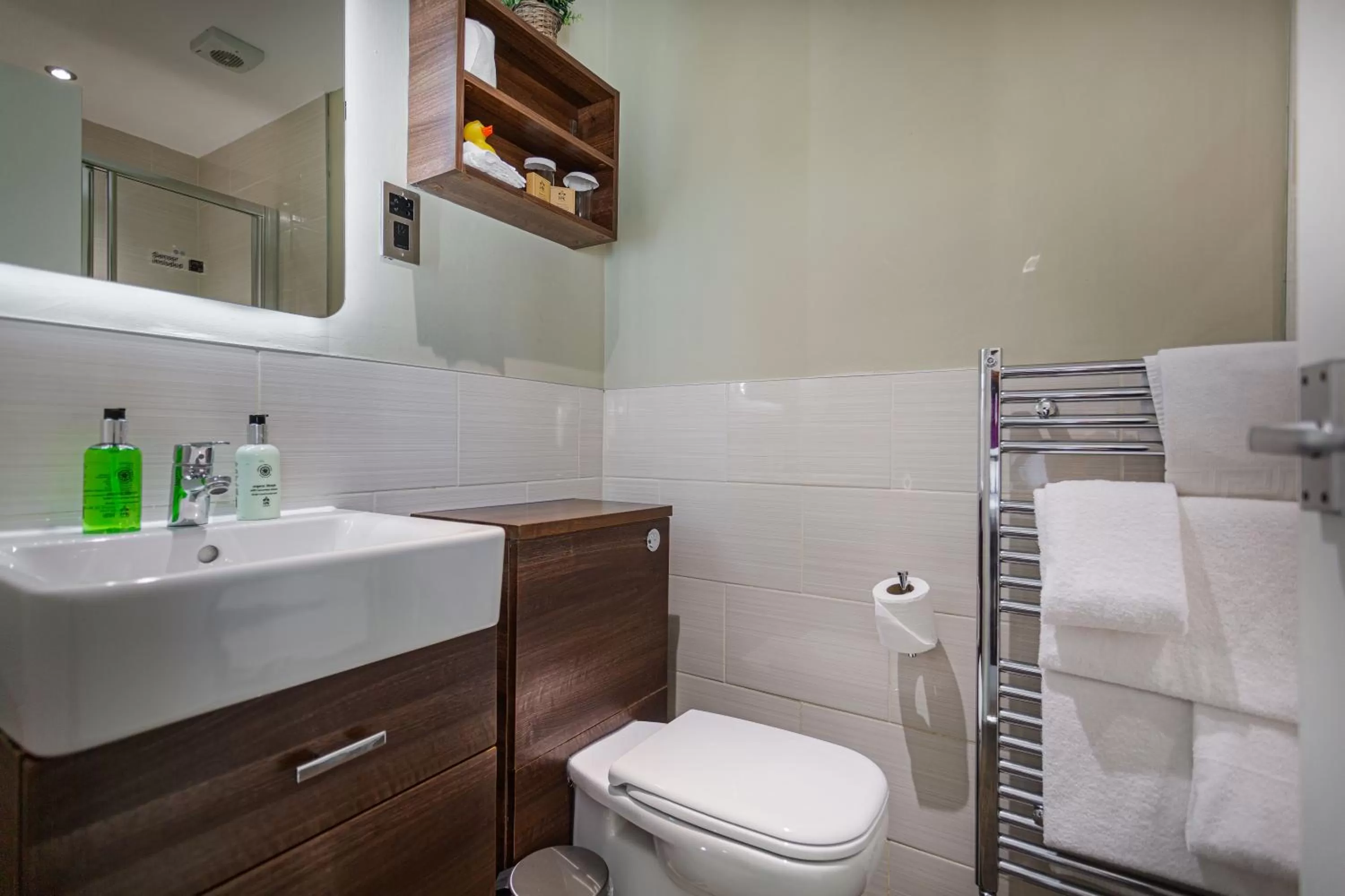 Bathroom in The Feathers Hotel, Helmsley, North Yorkshire - The Coaching Inn Group