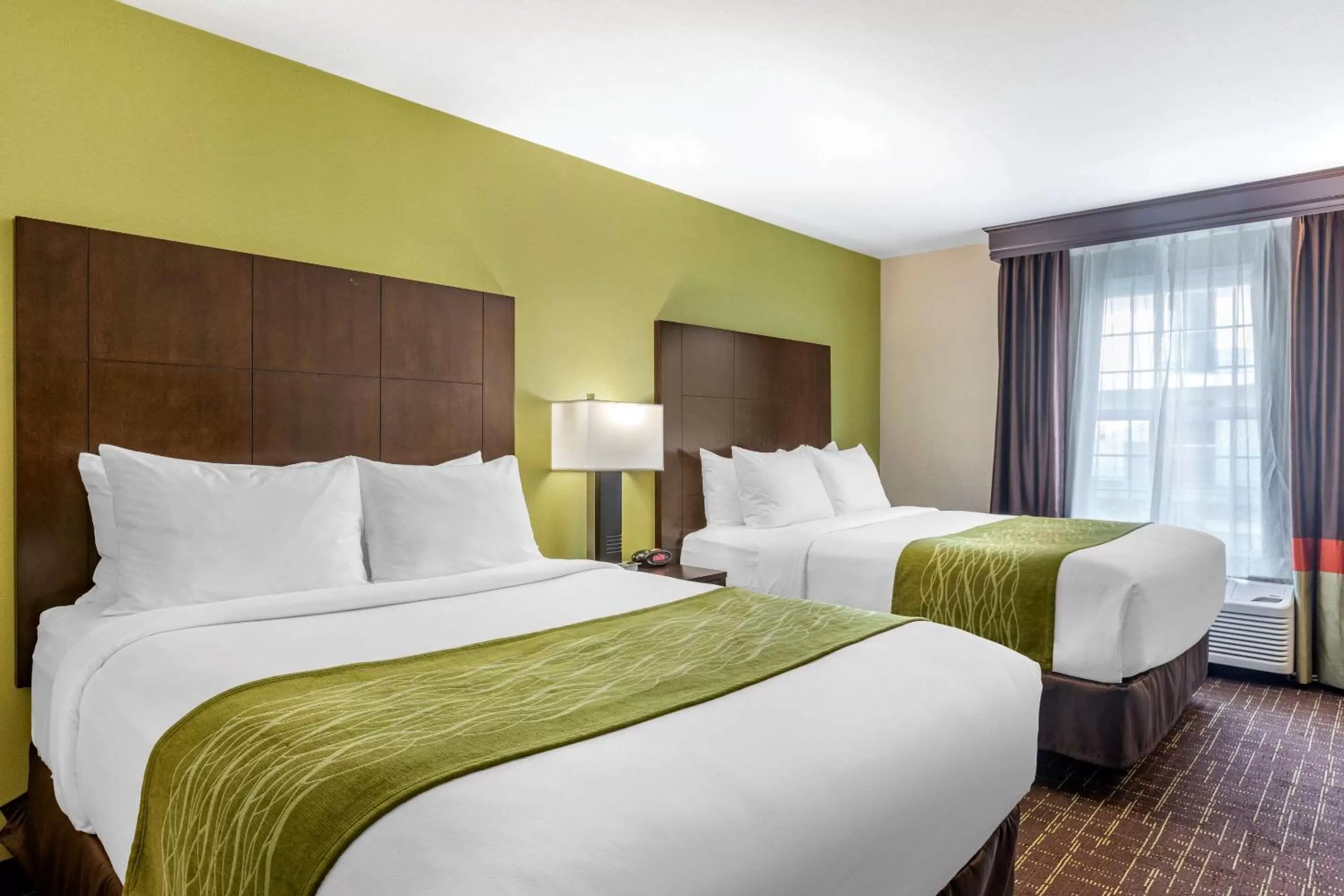 Photo of the whole room, Bed in Comfort Inn San Diego Old Town