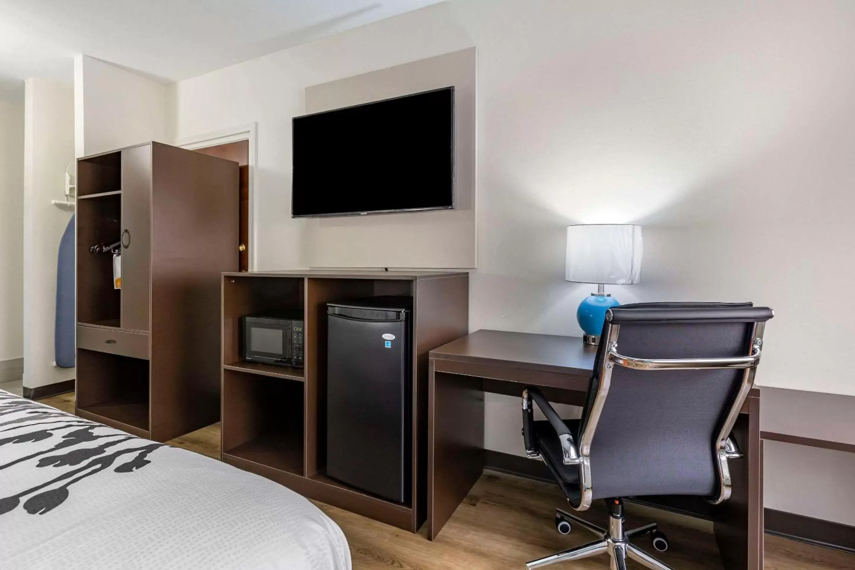 Bedroom, TV/Entertainment Center in Sleep Inn & Suites