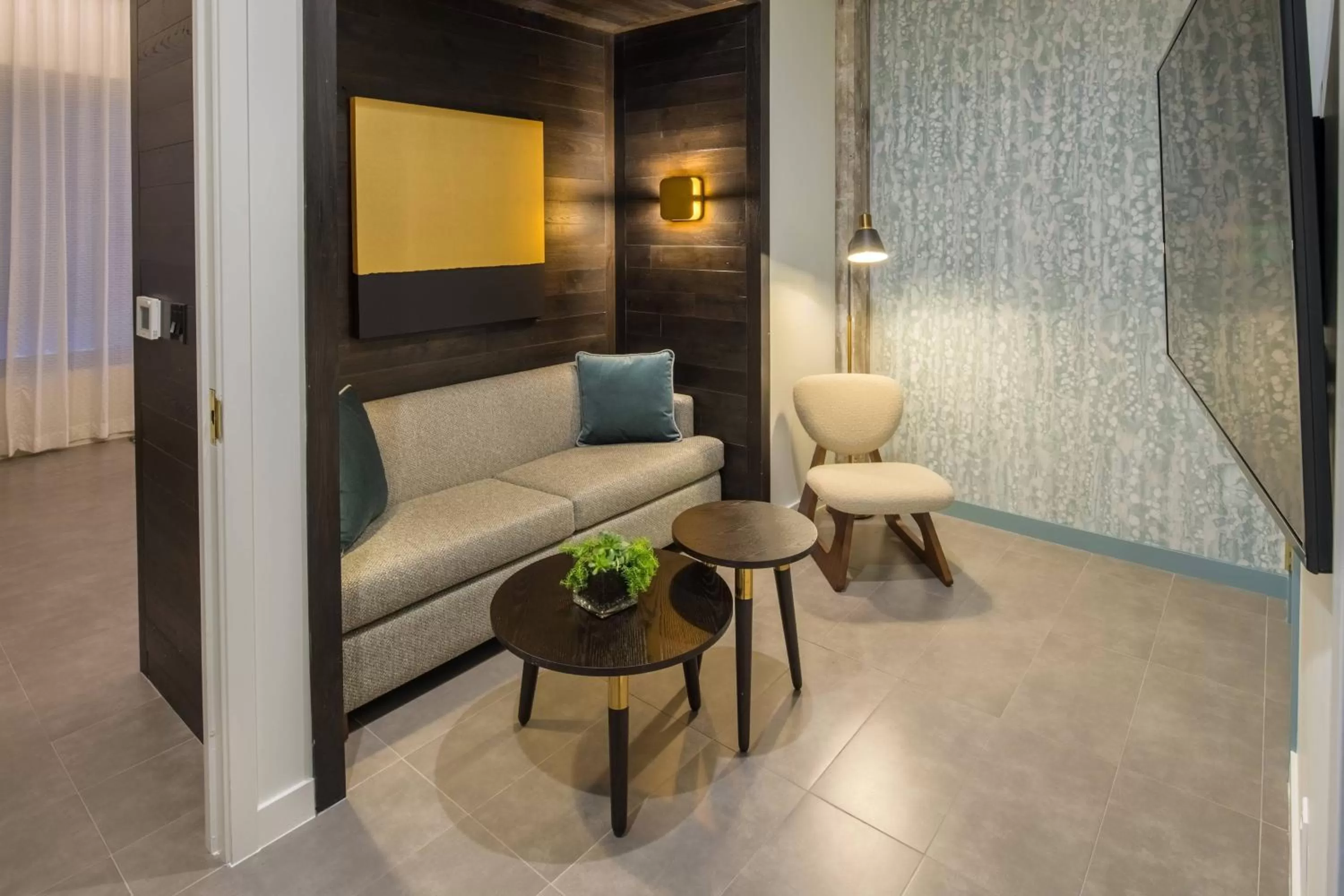 Photo of the whole room in The Hi-Lo, Autograph Collection