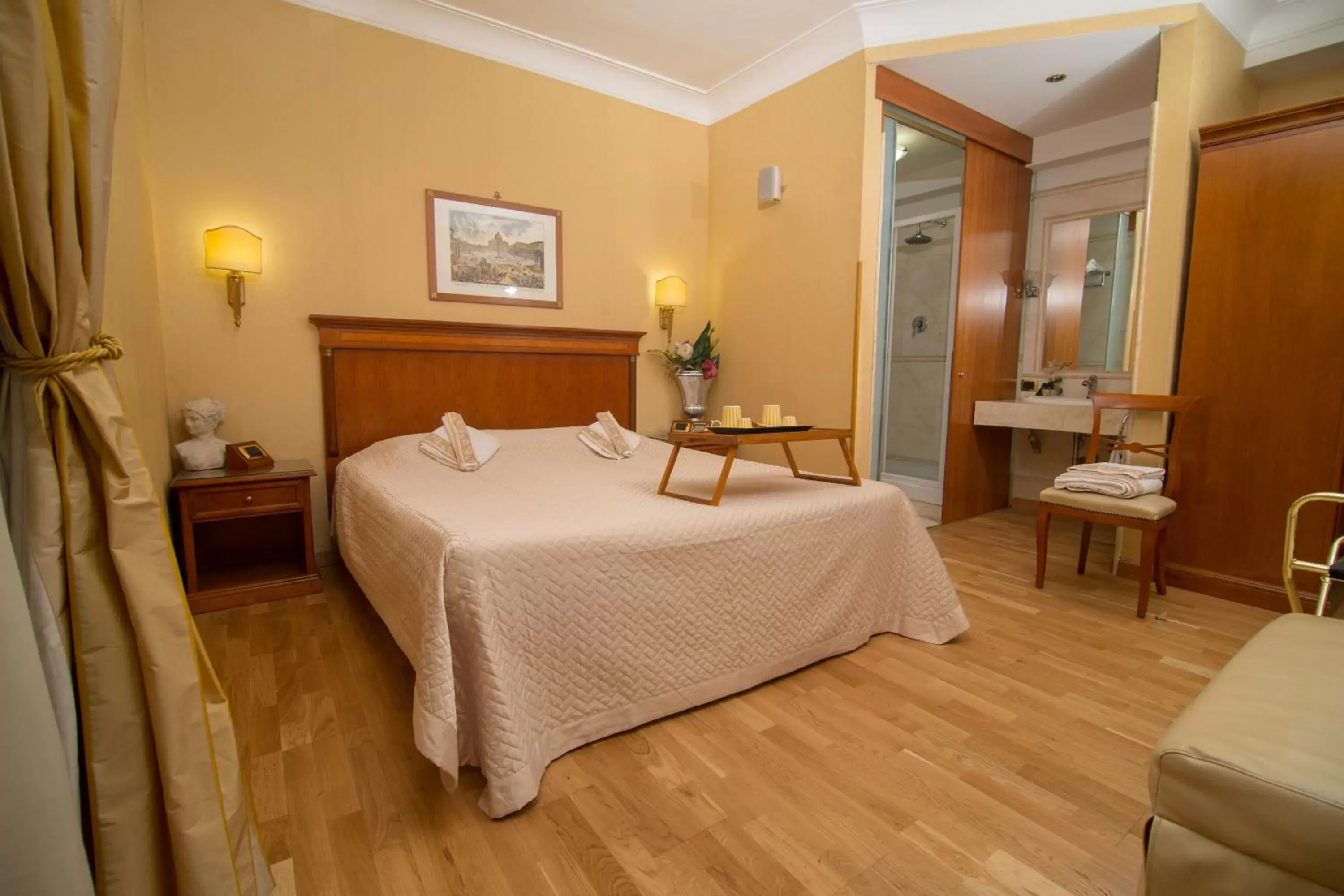 Bedroom, Bed in Luxury Rooms H 2000 Roma