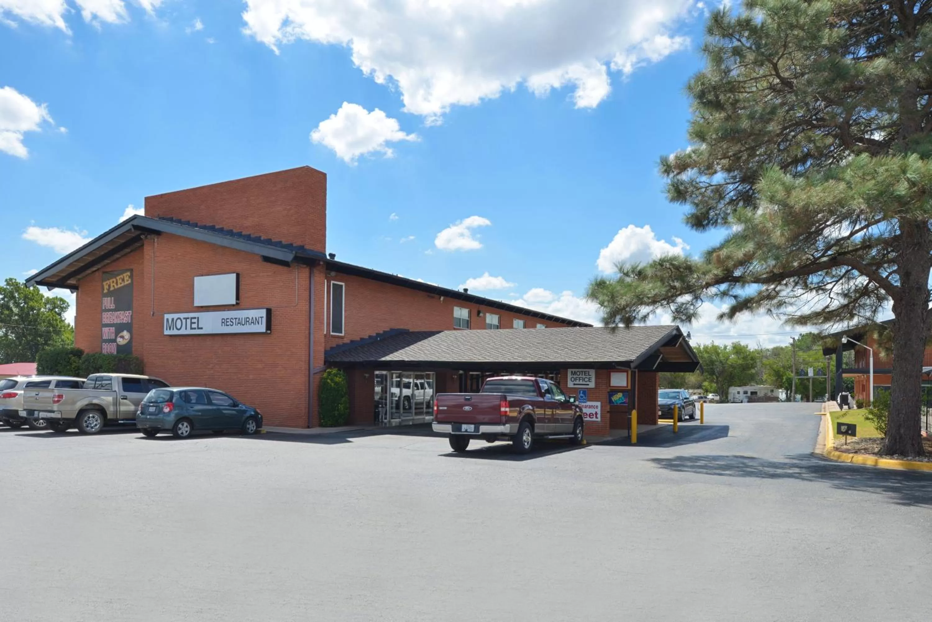Facade/entrance in Ranch House Motel