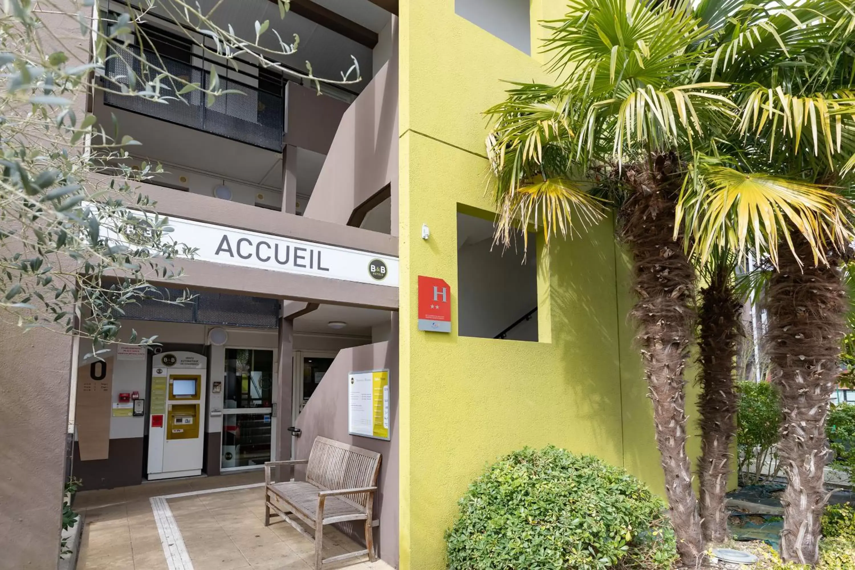 Facade/entrance in B&B HOTEL Laval Changé