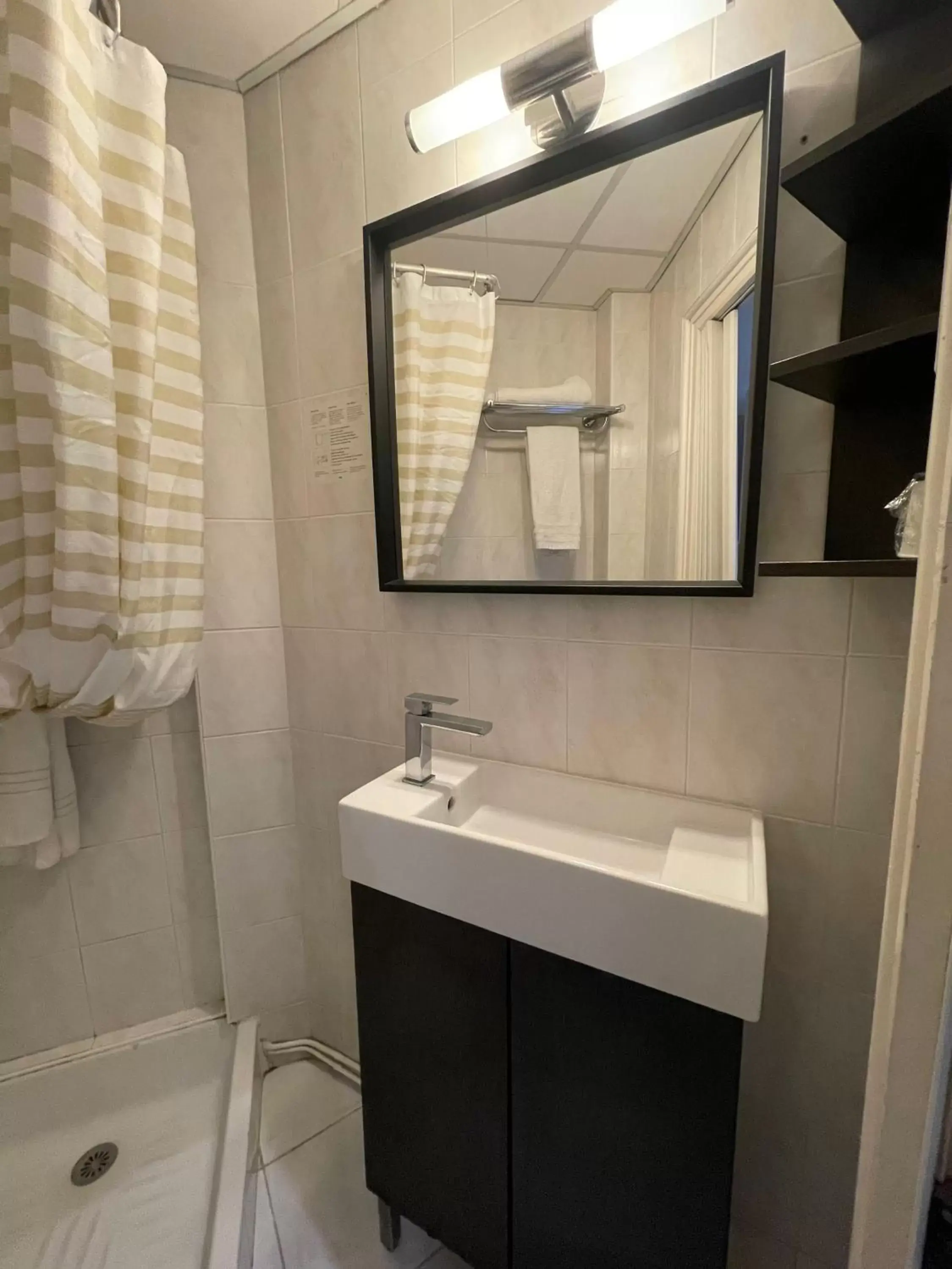 Shower, Bathroom in Hotel de La Comédie