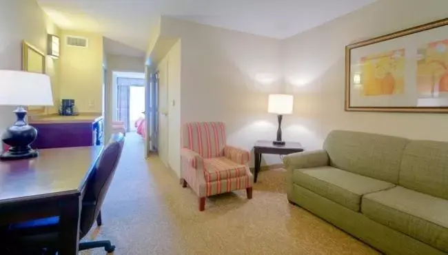 Living room, Seating Area in Country Inn & Suites by Radisson, Petersburg, VA