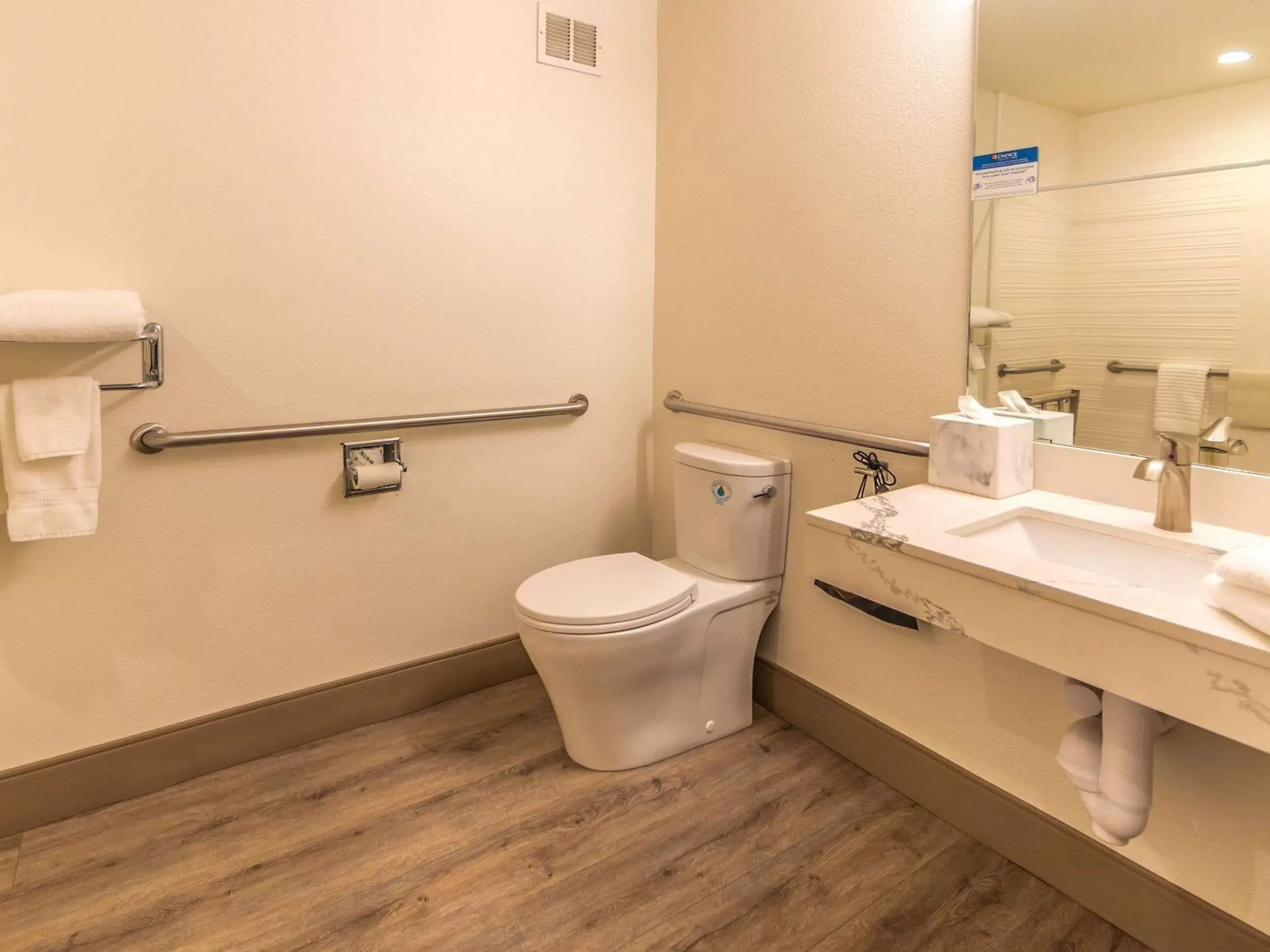 Bathroom in Comfort Inn Hanford Lemoore