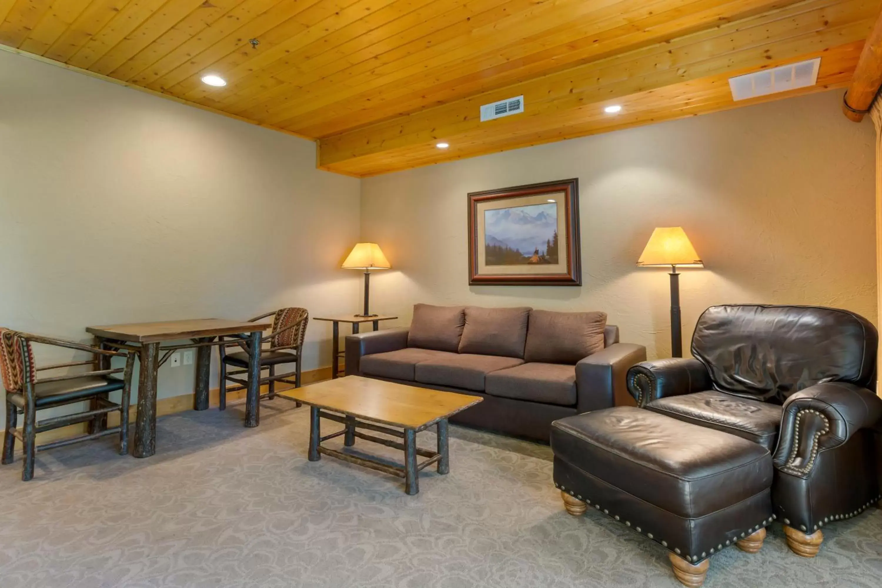Living room, Seating Area in Best Western Ponderosa Lodge