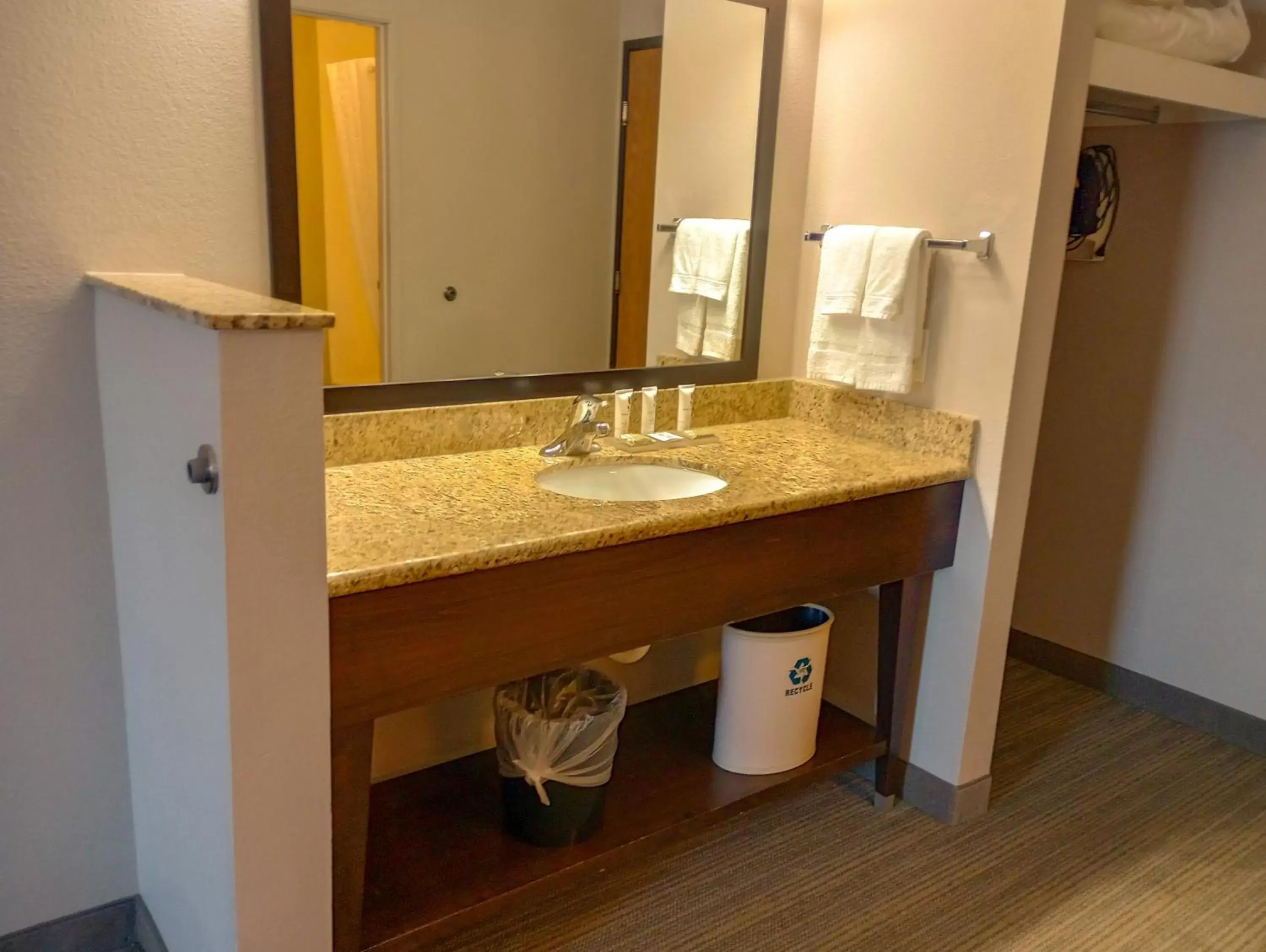 Bathroom in Country Inn & Suites by Radisson, Portland International Airport, OR