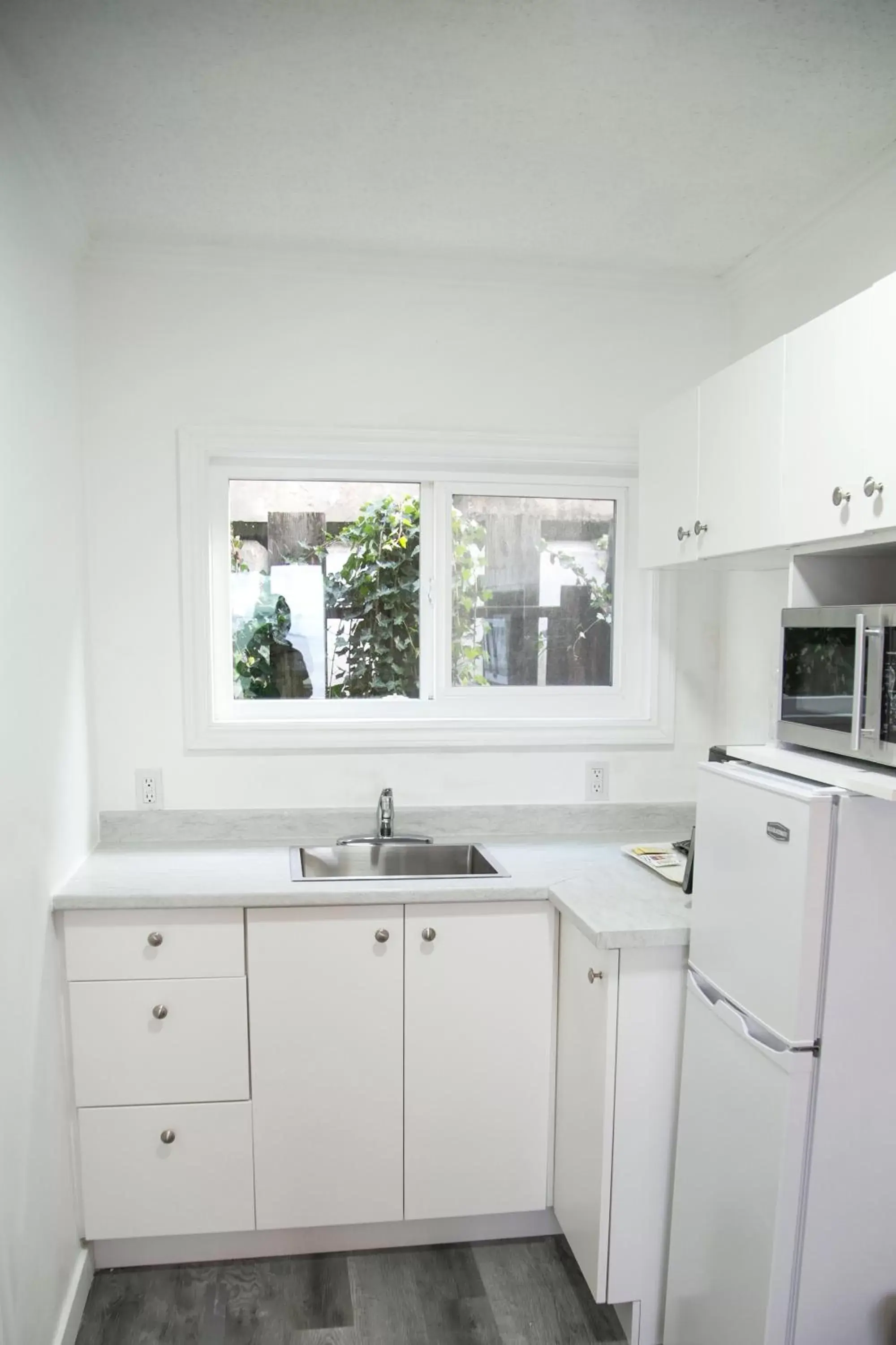 Kitchen/Kitchenette in Westview Centre Motel