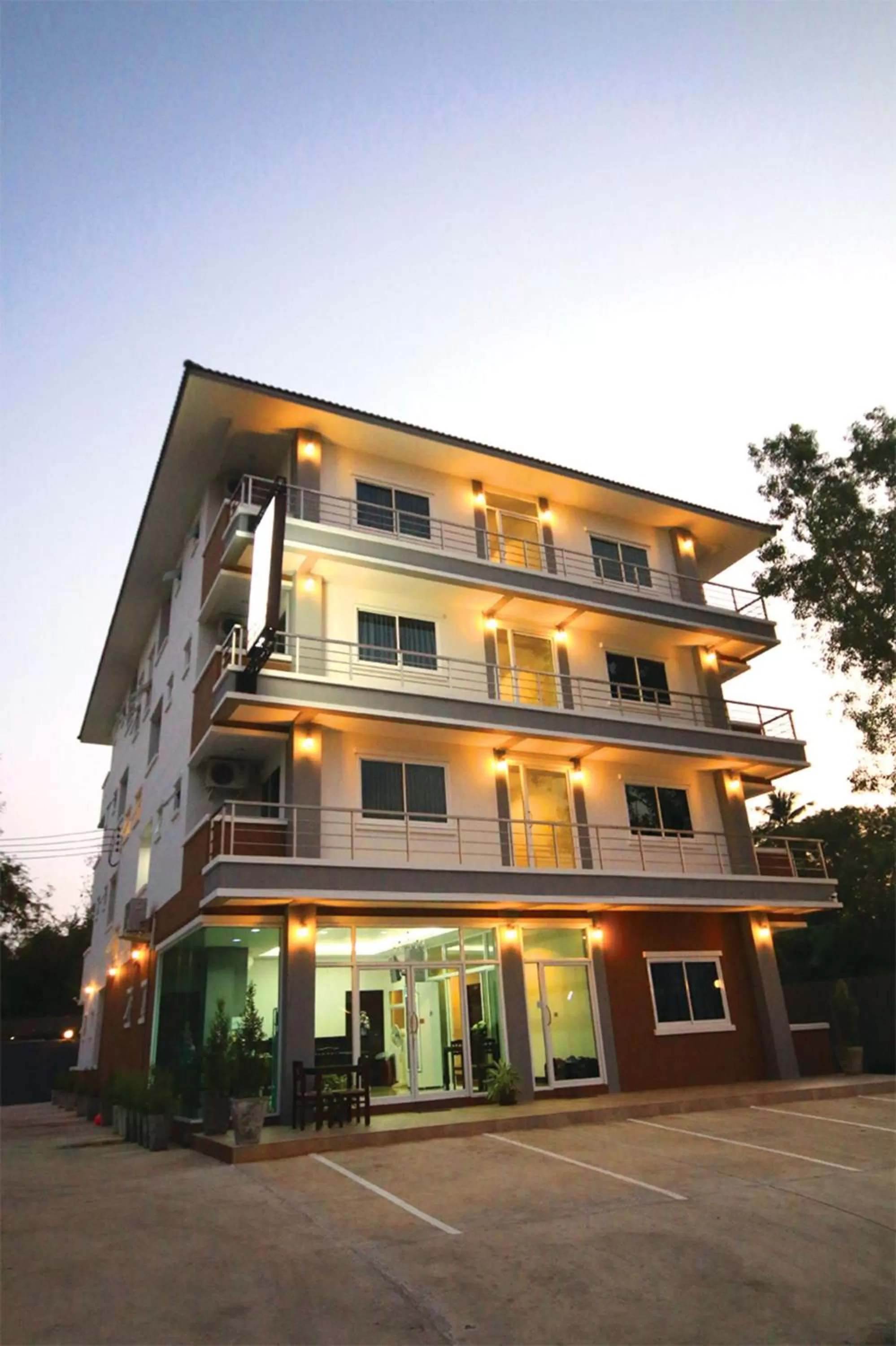 Facade/entrance in Baan Samrarn