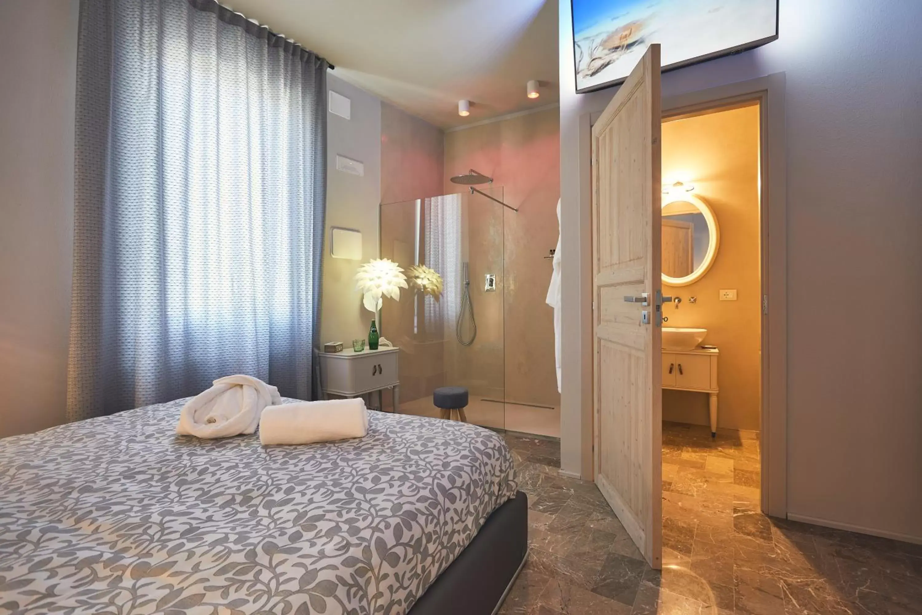 Shower, Bed in Le Stagioni Luxury Suite