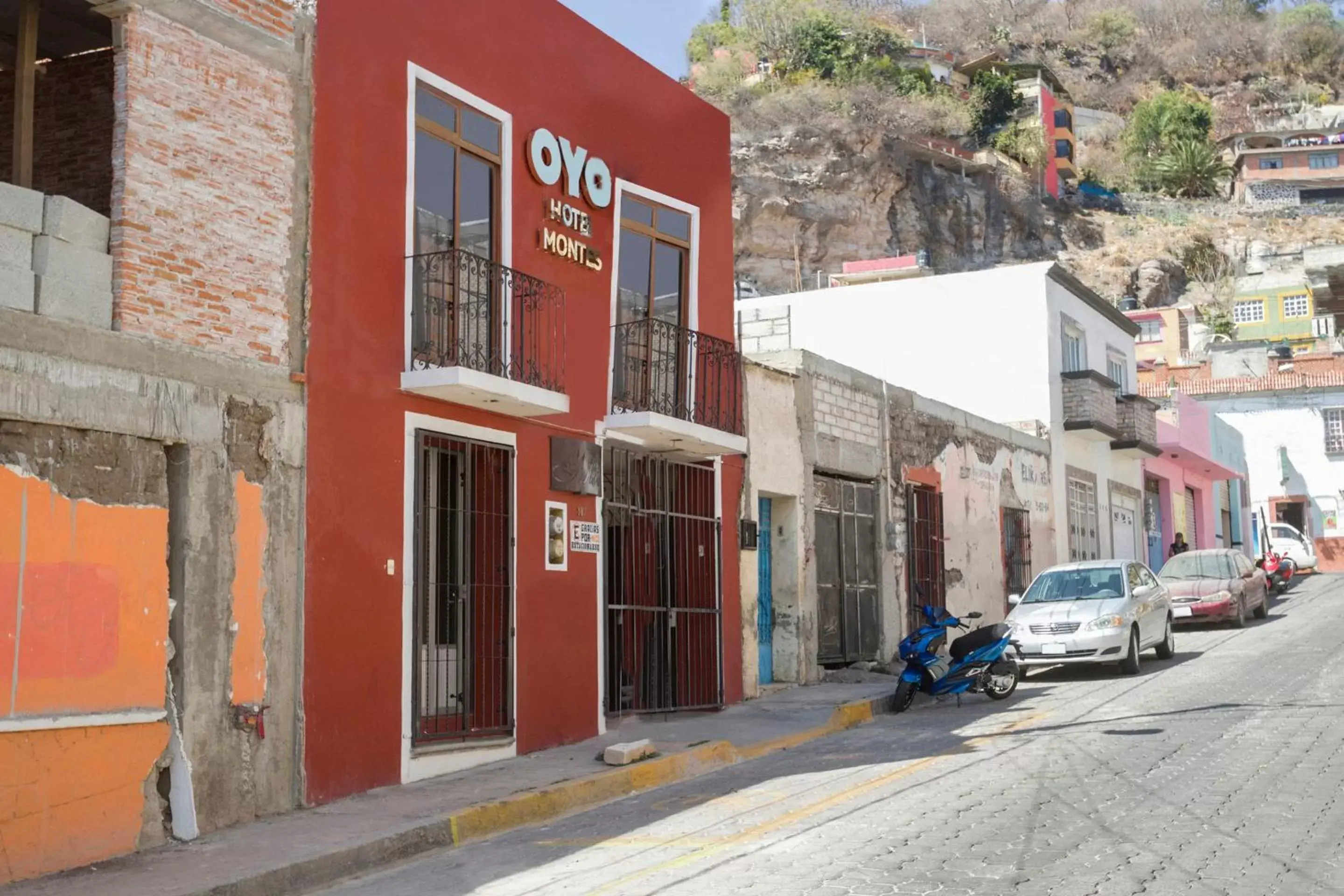 Facade/entrance in OYO Hotel Montes, Atlixco Puebla