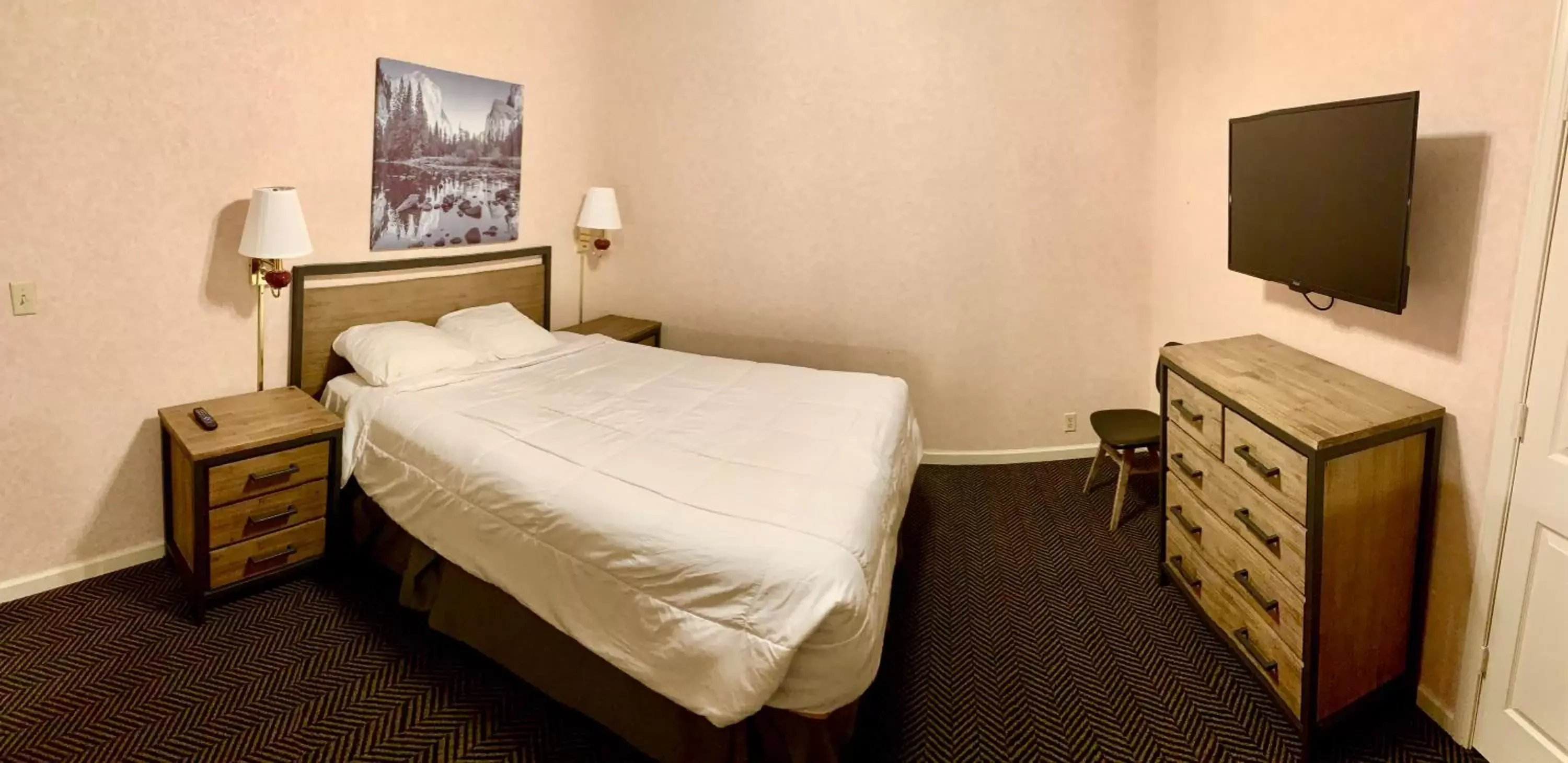 Bed in Yosemite View Lodge Bed in Yosemite View Lodge