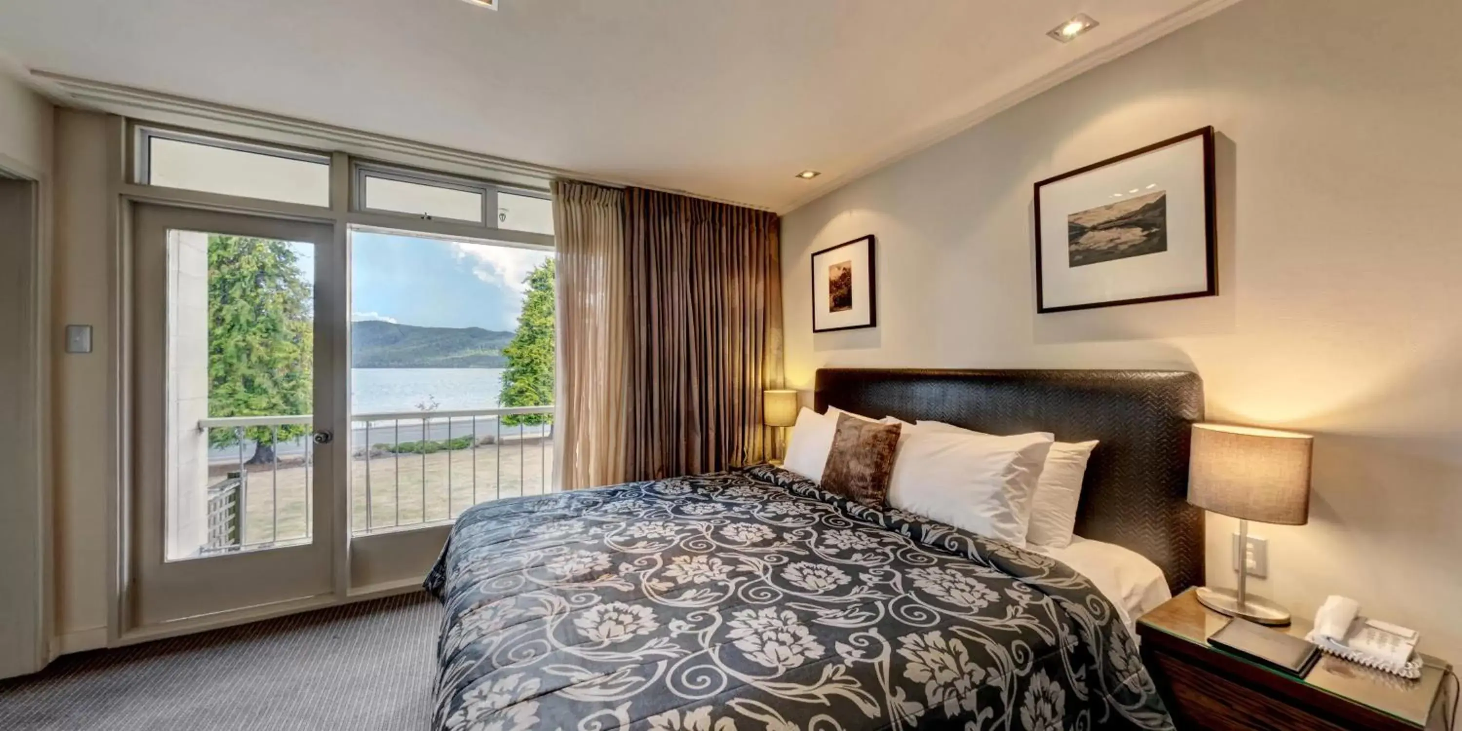 Bed in Distinction Te Anau Hotel & Villas