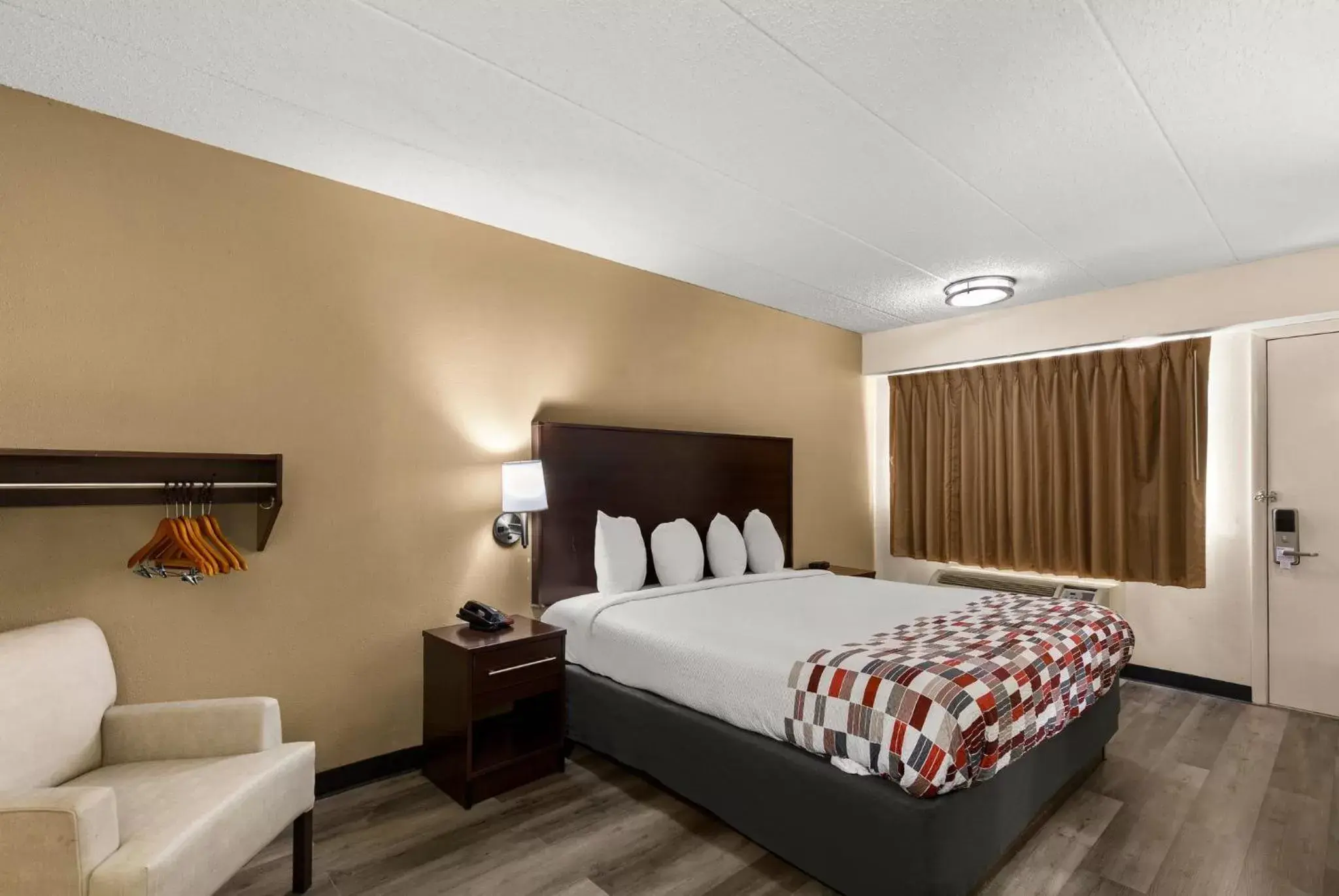 Photo of the whole room, Bed in Red Roof Inn Springfield, IL Photo of the whole room, Bed in Red Roof Inn Springfield, IL