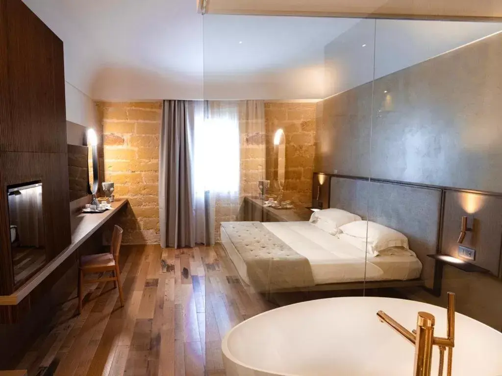 Bedroom, Kitchen/Kitchenette in Villa Favorita Hotel e Resort