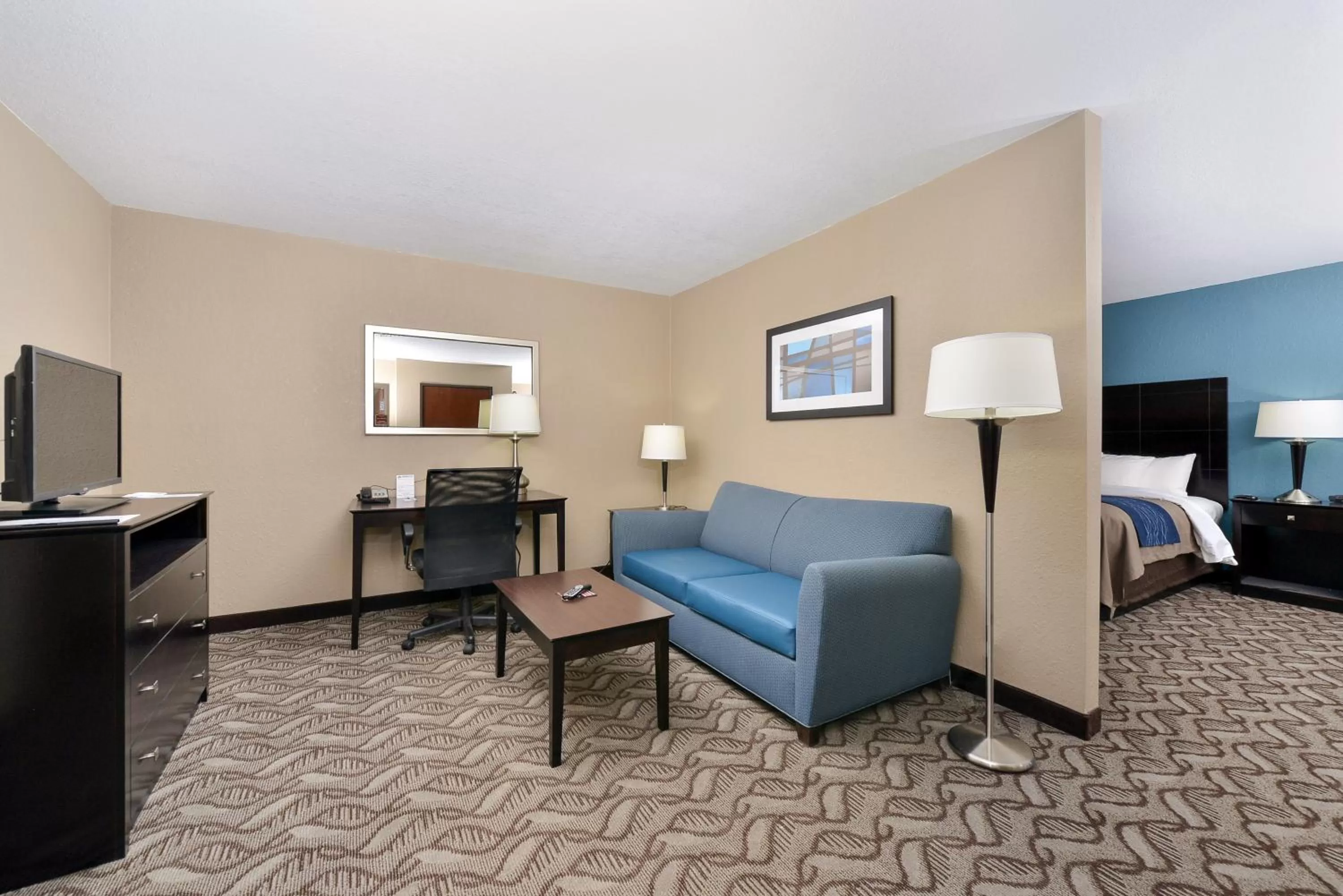 Living room, Bed in Comfort Inn & Suites Springfield I-55