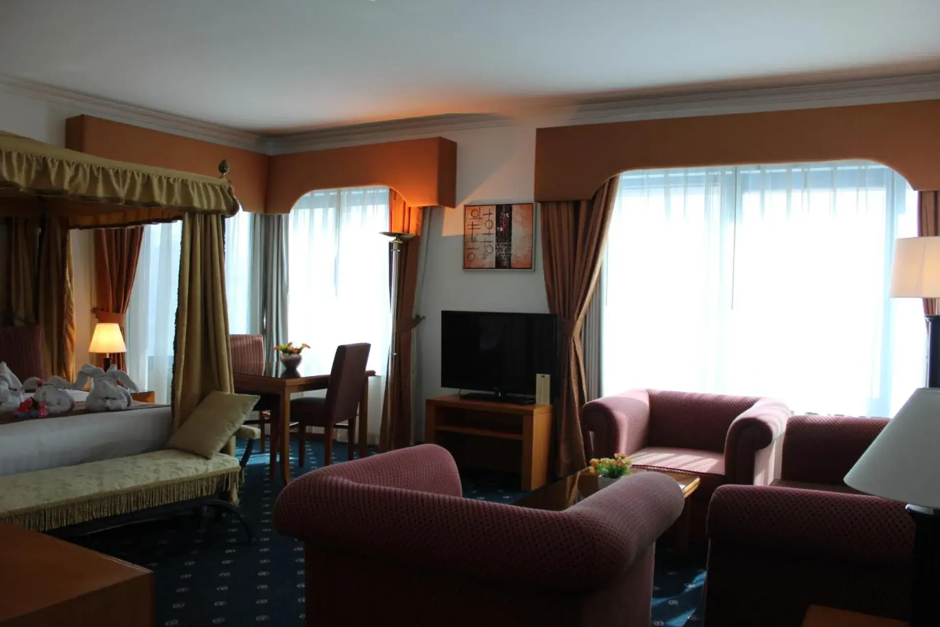 Bedroom, Seating Area in Golden Tulip Deira Hotel