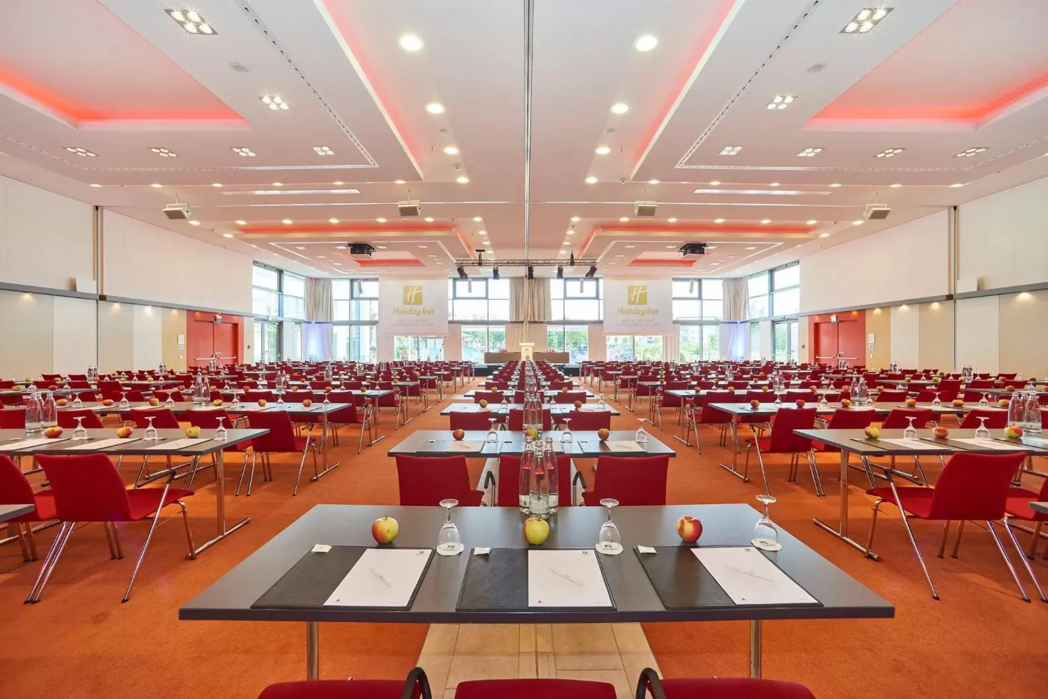 Meeting/conference room, Restaurant/Places to Eat in Holiday Inn Berlin Airport - Conference Centre, an IHG Hotel