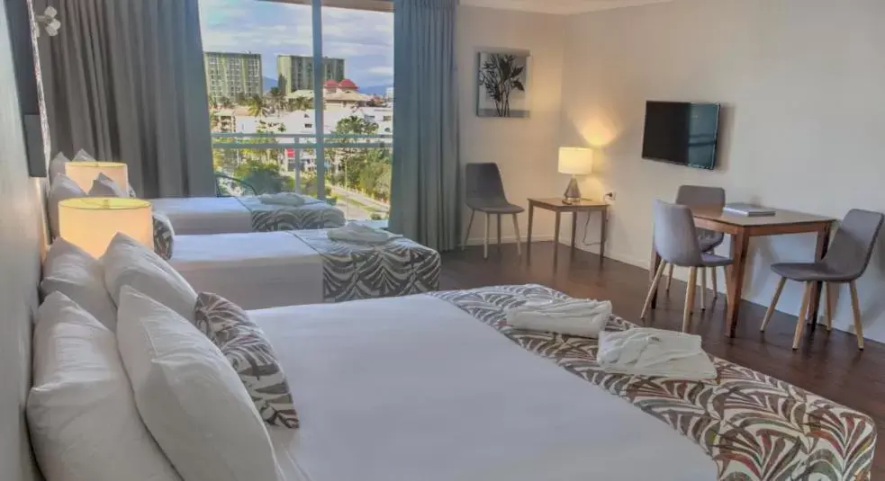 City view, Bed in Cairns Plaza Hotel City view, Bed in Cairns Plaza Hotel