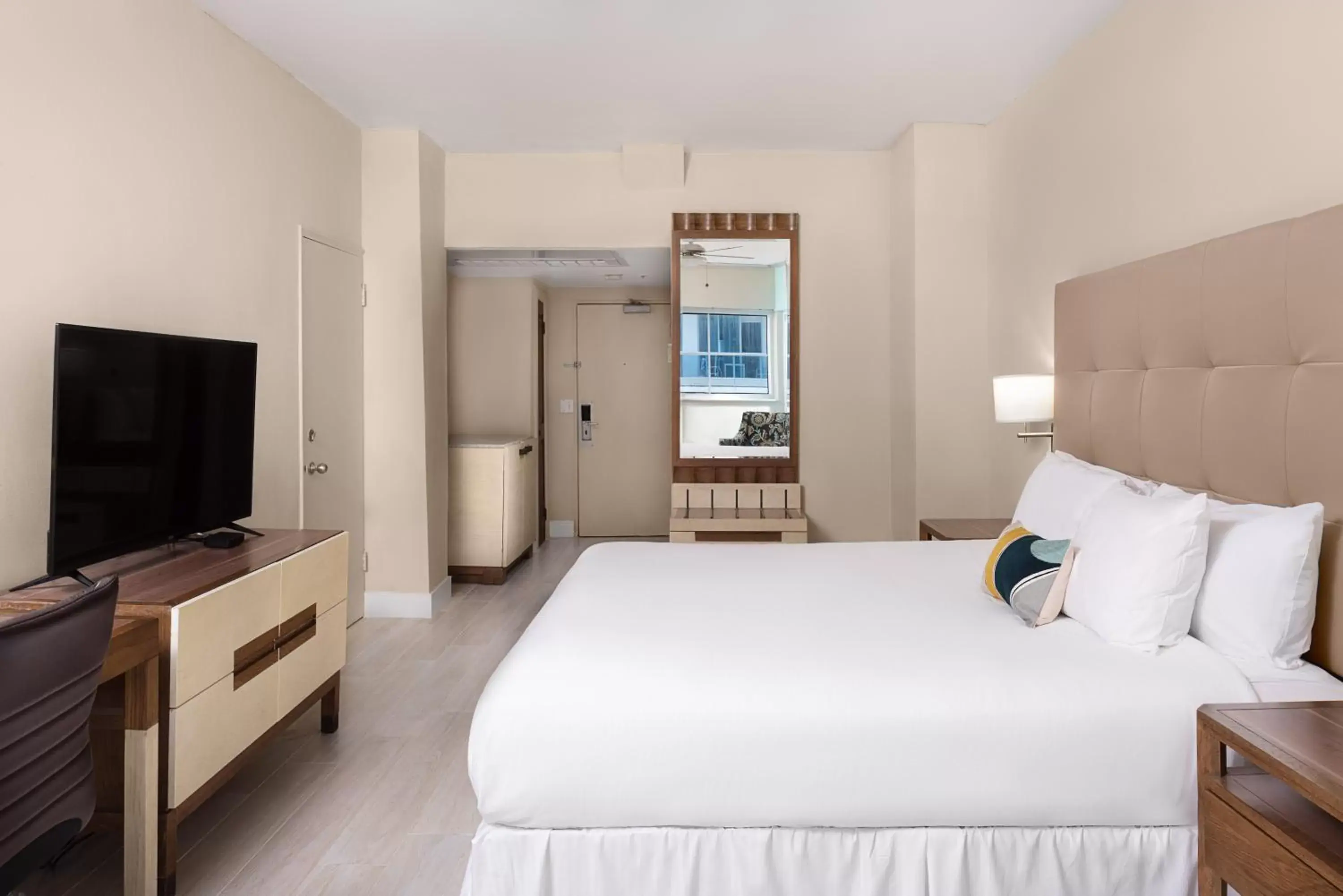 Bedroom, Bed in Sherry Frontenac Oceanfront