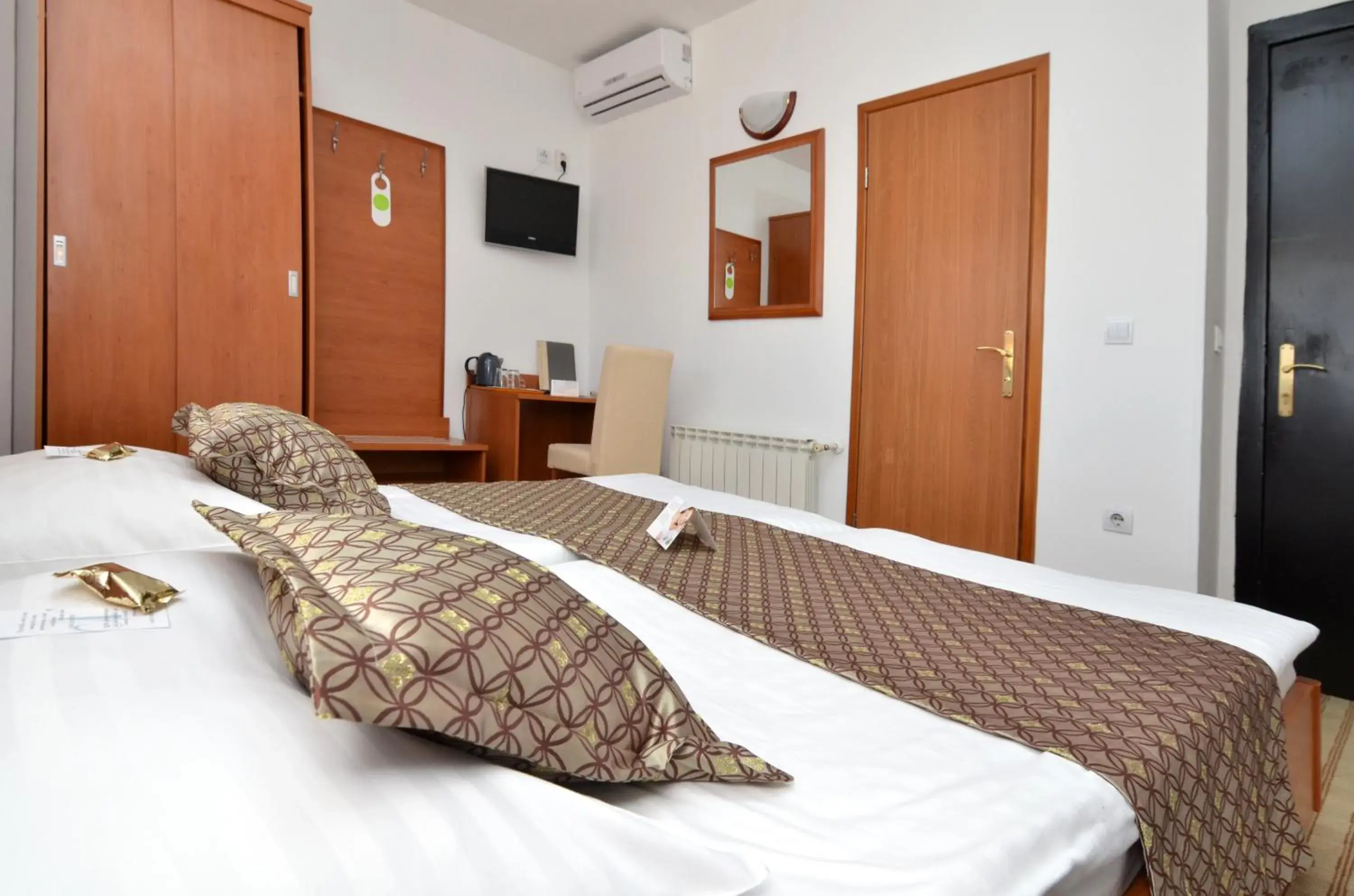 TV and multimedia, Bed in Hotel Neboder TV and multimedia, Bed in Hotel Neboder