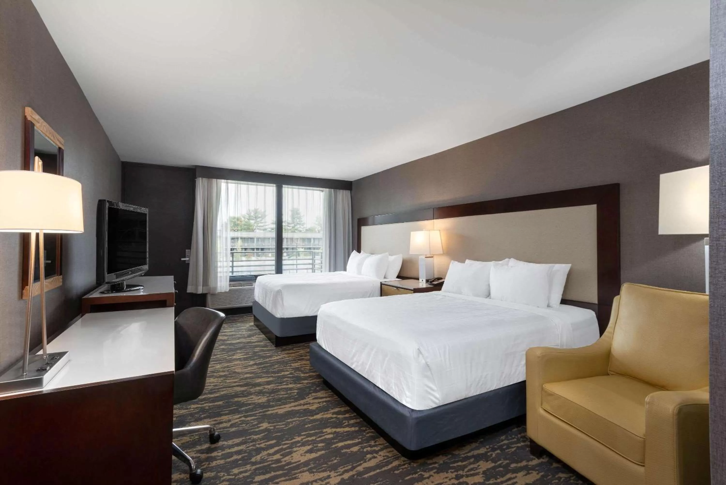Photo of the whole room, Bed in Wyndham Lancaster Resort and Convention Center