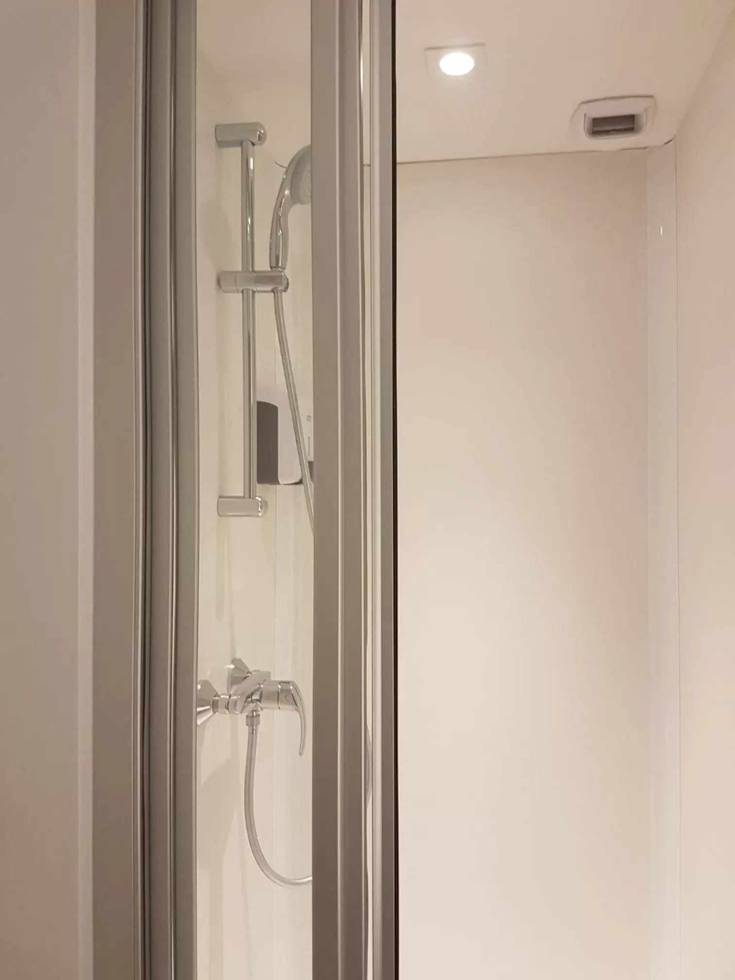 Shower, Bathroom in hotelF1 Lyon Saint Priest