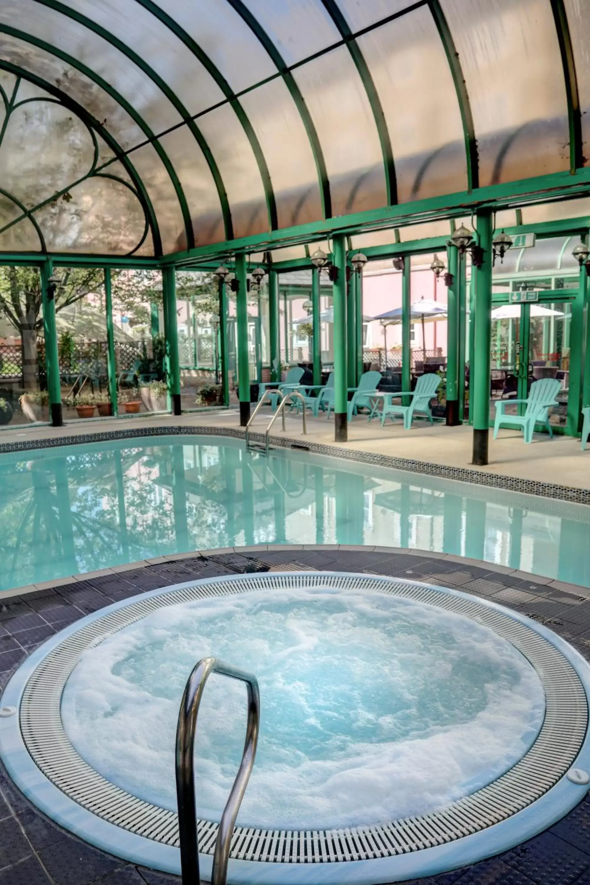 Hot Tub, Swimming Pool in Norfolk Royale Hotel