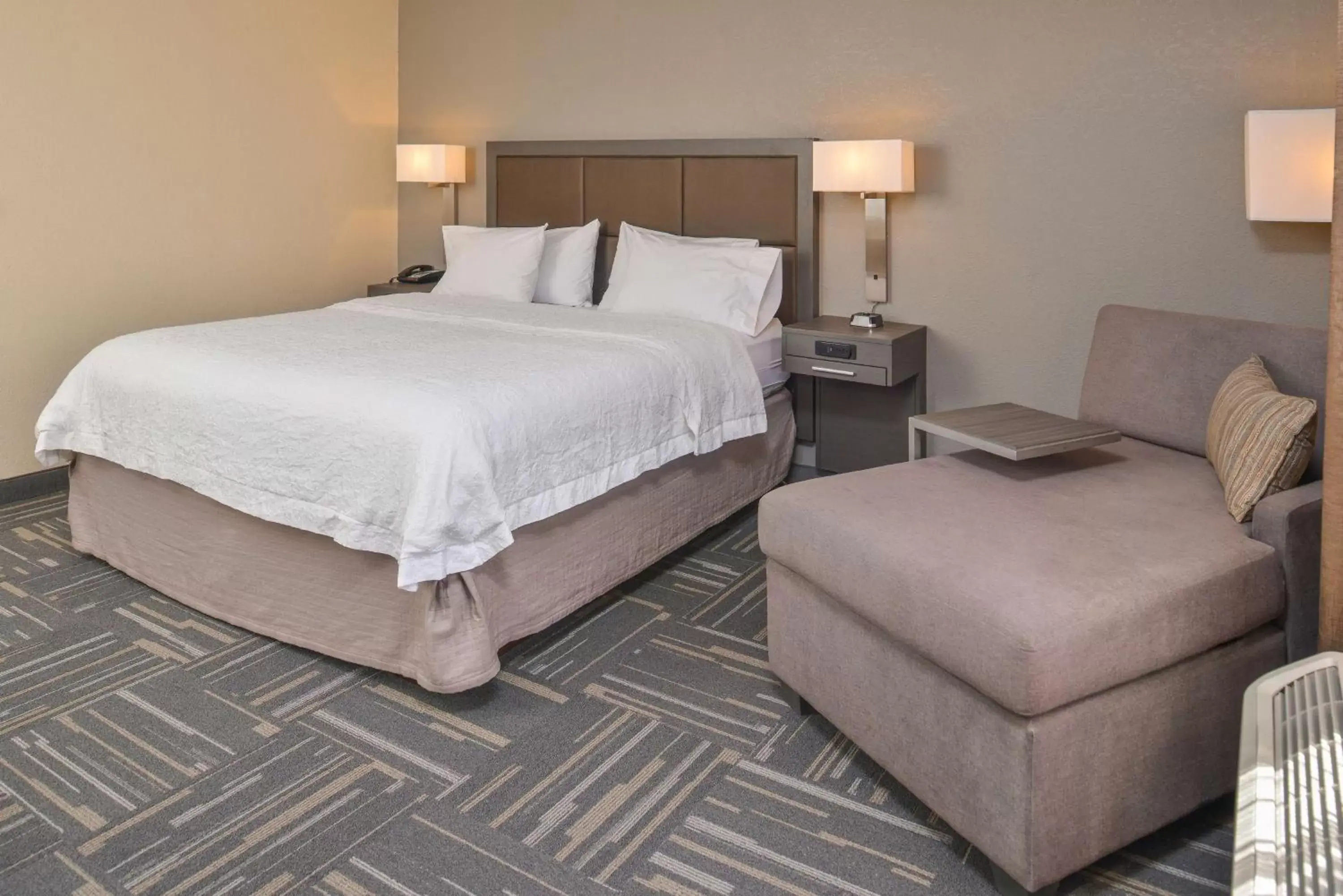 Bed in Hampton Inn Closest to Universal Orlando