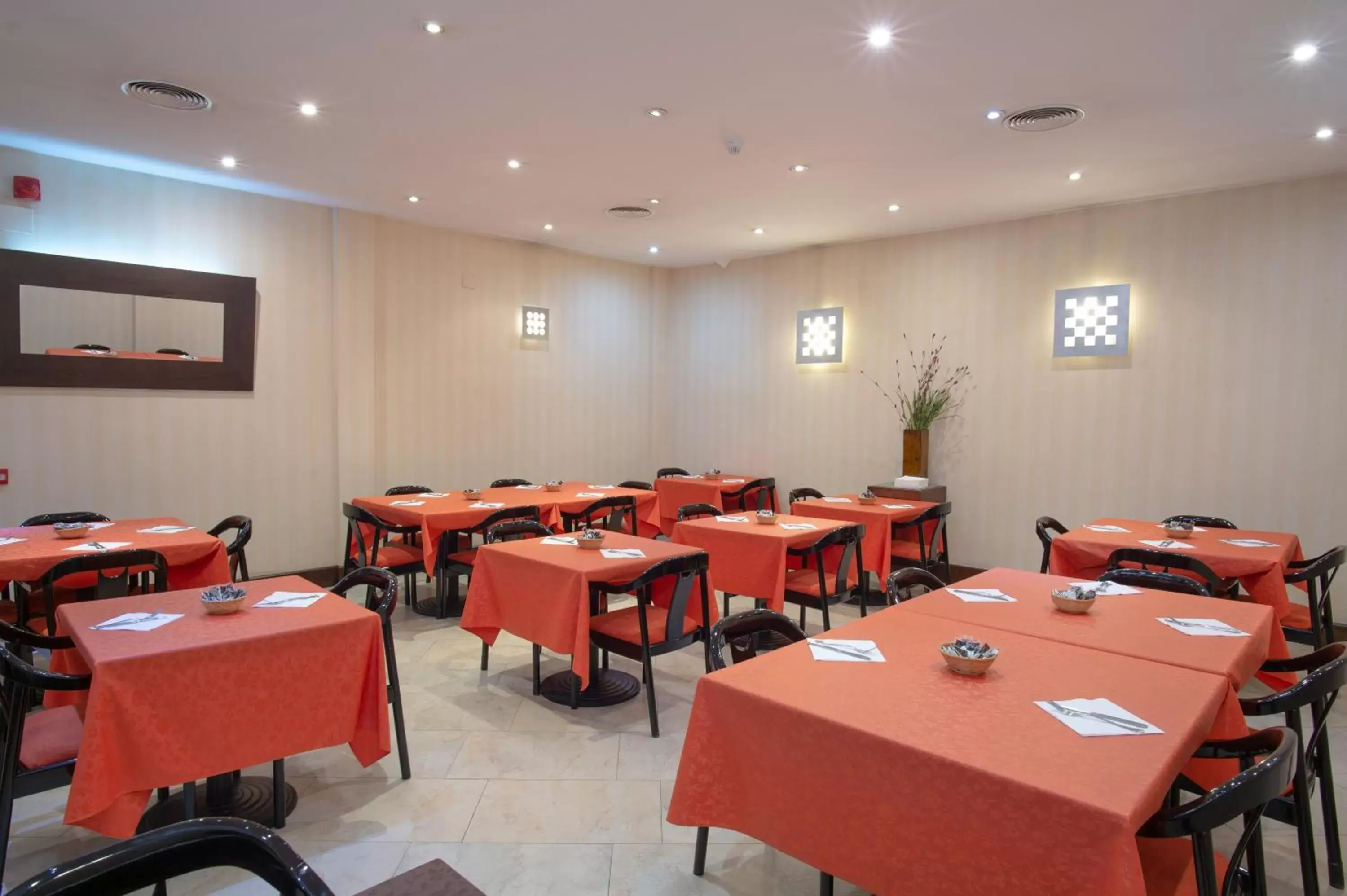 Restaurant/places to eat in Hotel Villa de Barajas