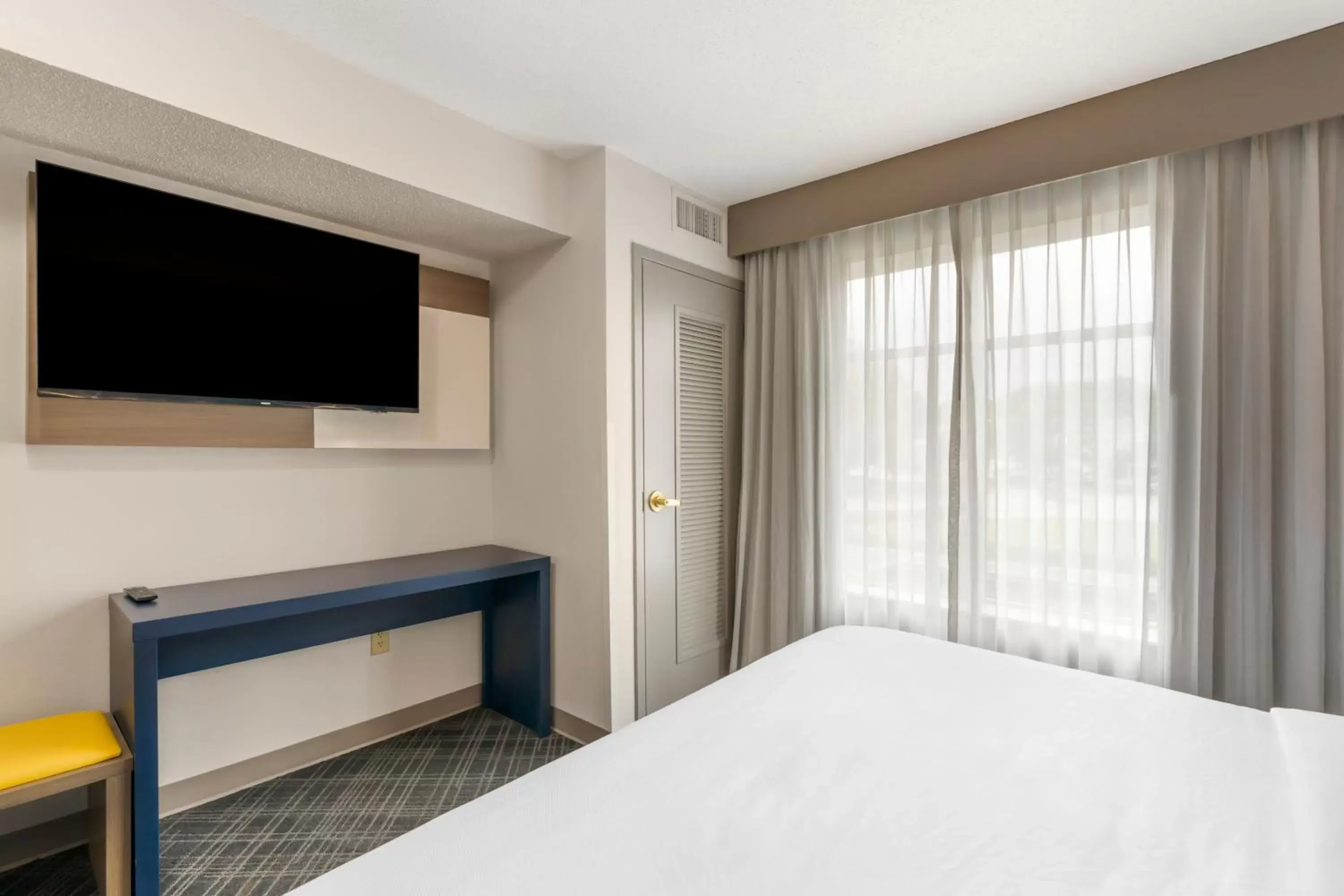 Bedroom, TV/Entertainment Center in Comfort Inn & Suites Hampton near Coliseum